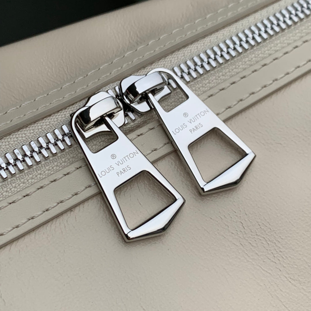 SPEEDY CARGO VIBE 28 IN VANILLE LAMBSKIN MONOGRAM LOGO TAG