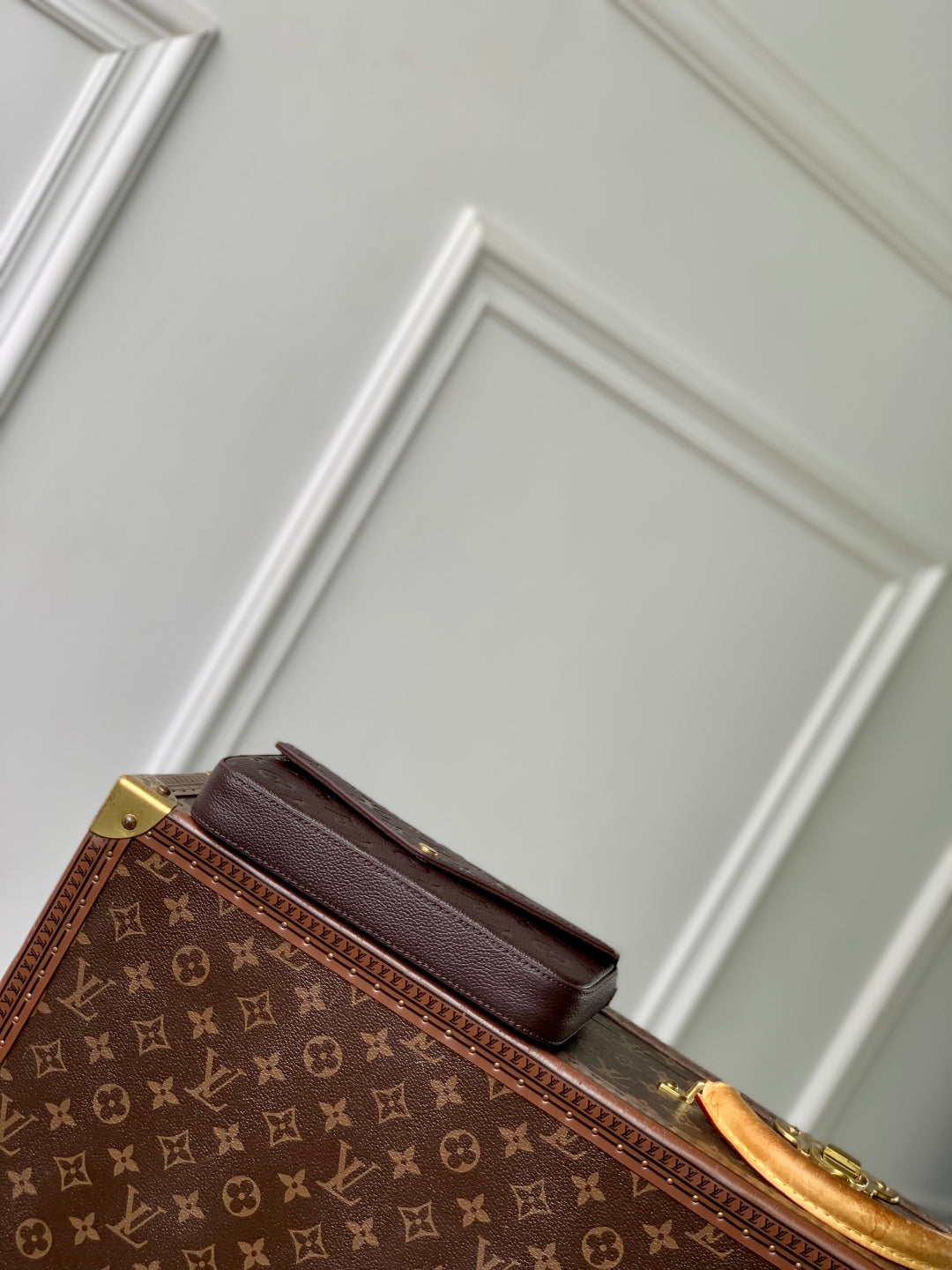 FÉLICIE POCHETTE 21 IN DARK BROWN MONOGRAM EMBOSSED LOGO CALFSKIN