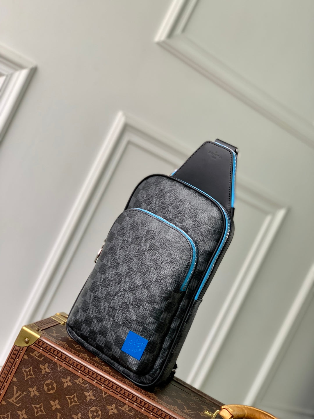 AVENUE SLINGBAG 31 IN BLACK AND GREY DAMIER GRAPHITA CANVAS CALFSKIN