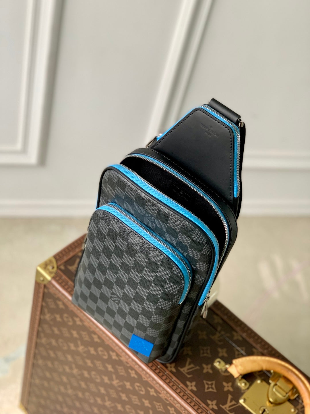 AVENUE SLINGBAG 31 IN BLACK AND GREY DAMIER GRAPHITA CANVAS CALFSKIN