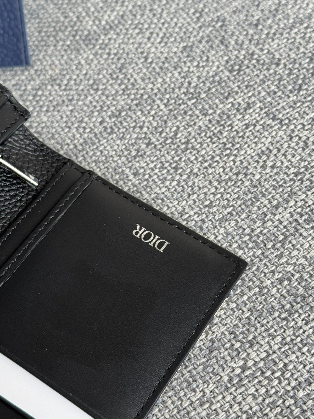 VERTICAL BIFOLD WALLET 19 IN BLACK GRAINED CALFSKIN MIX BLUE MONOGRAM OBLIQUE JACQUARD