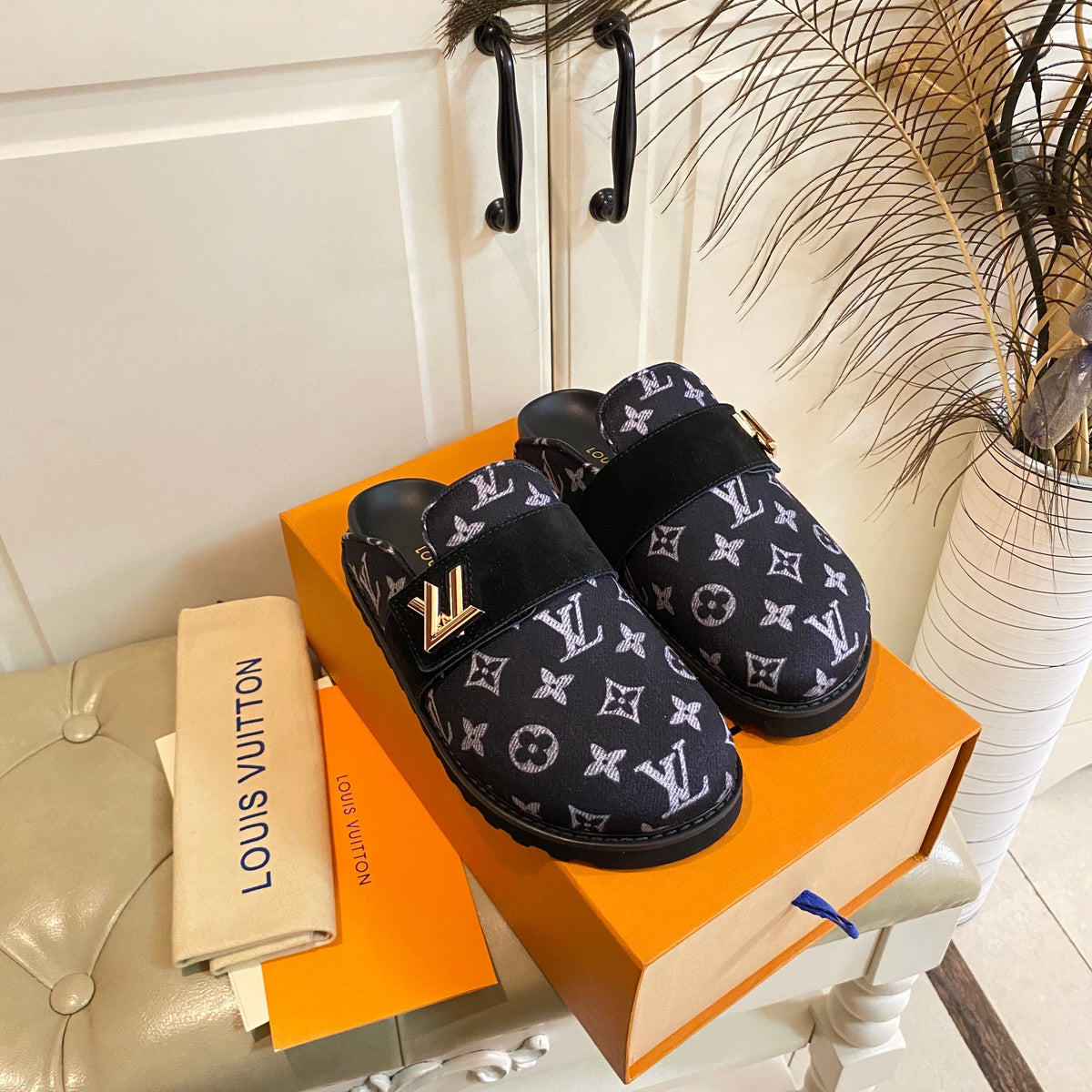 COSY FLAT COMFORT CLOG IN BLACK MONOGRAM FABRIC