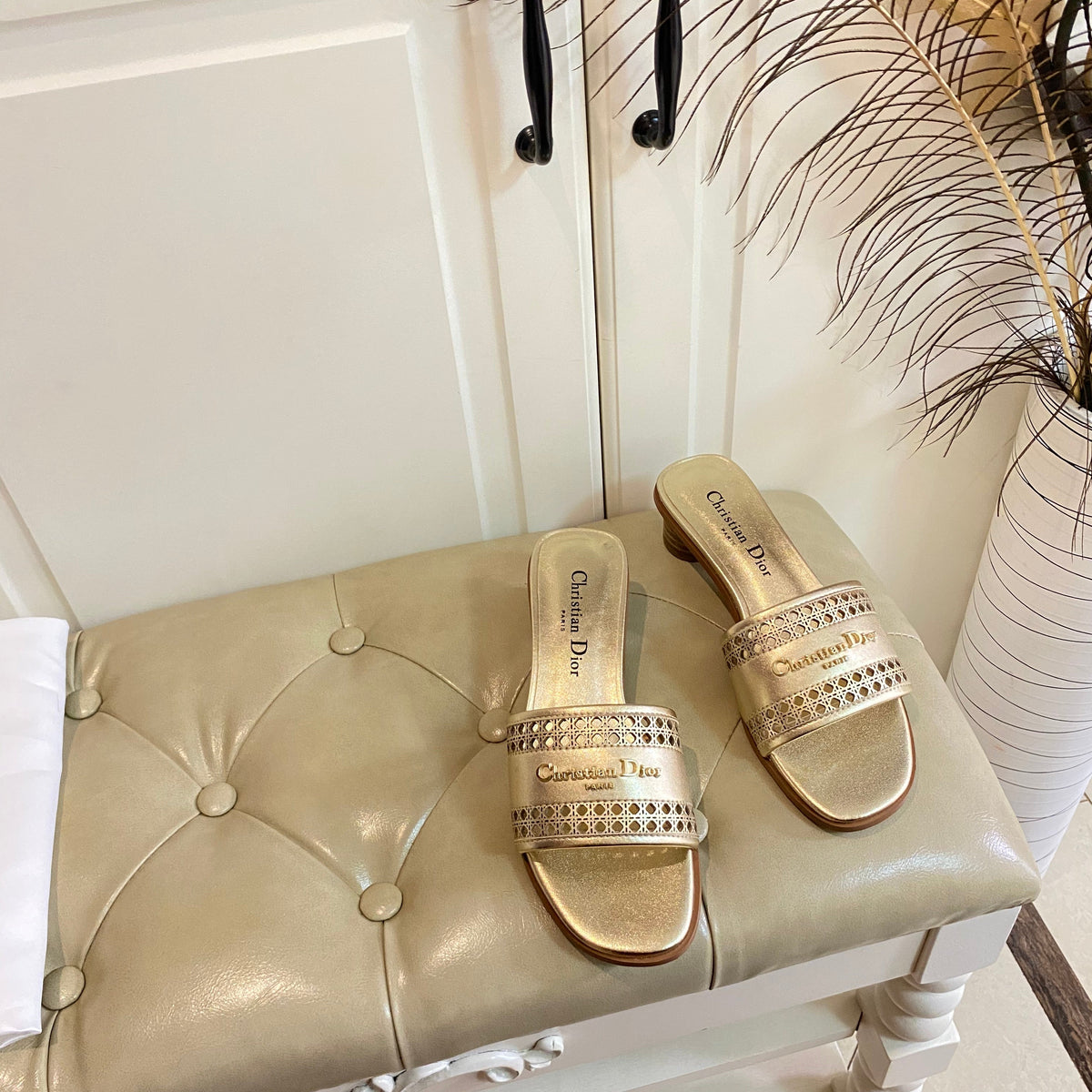 DWAY HEELED SLIDE IN GOLD CALFSKIN WITH GOLD LOGO