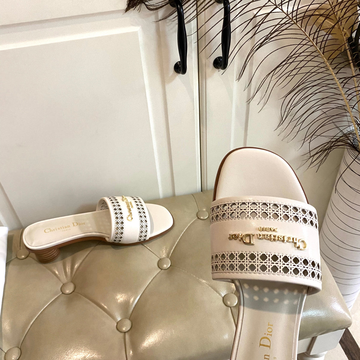 DWAY HEELED SLIDE IN WHITE CALFSKIN WITH GOLD LOGO