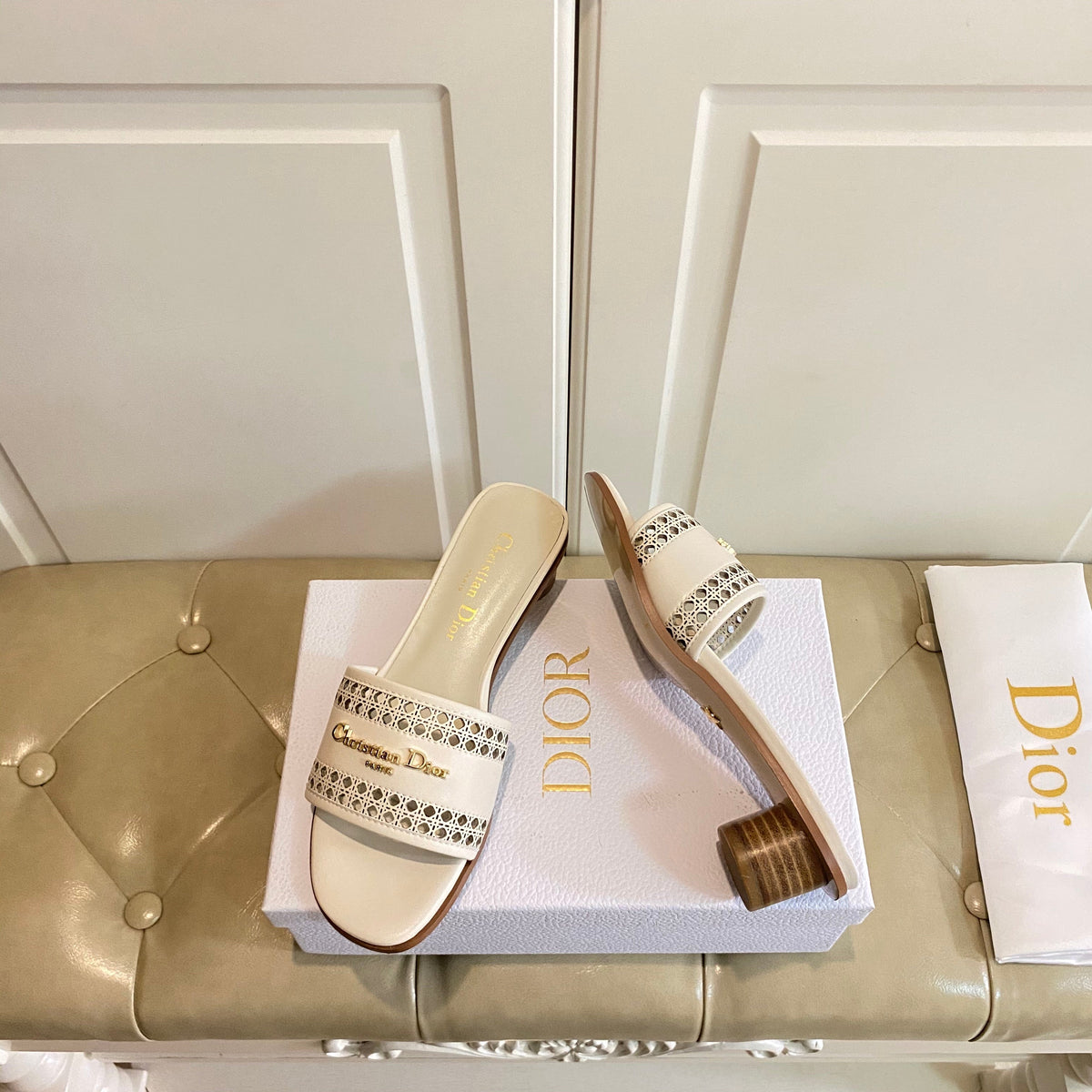 DWAY HEELED SLIDE IN WHITE CALFSKIN WITH GOLD LOGO