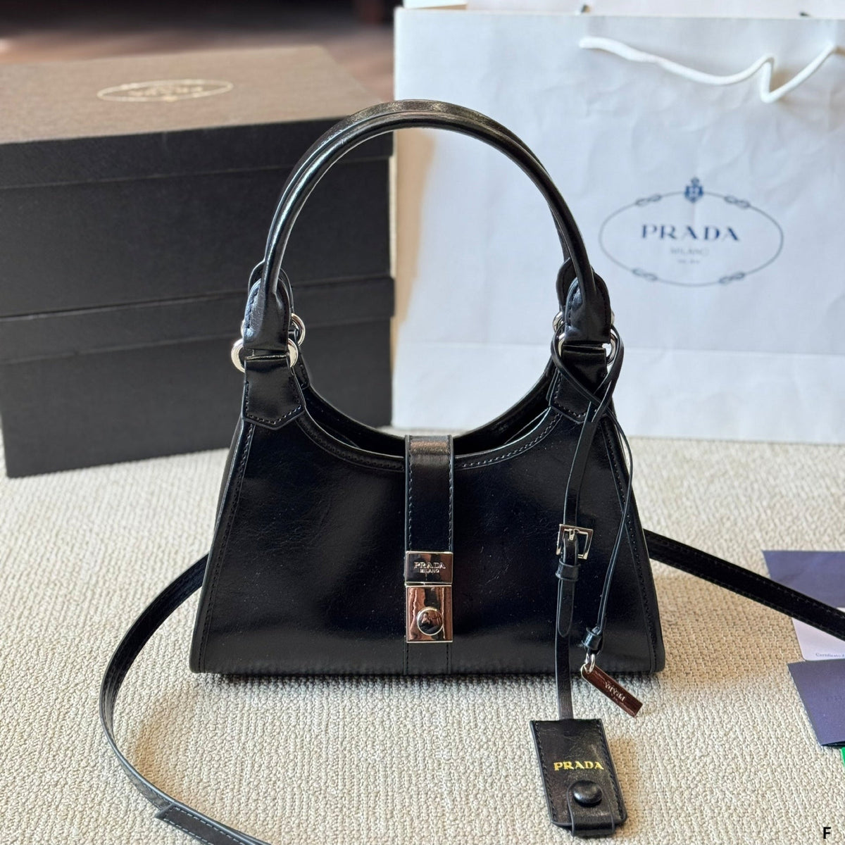 METAL CLASP TOTE BAG 35 IN BLACK SHINY SMOOTH CALFSKIN