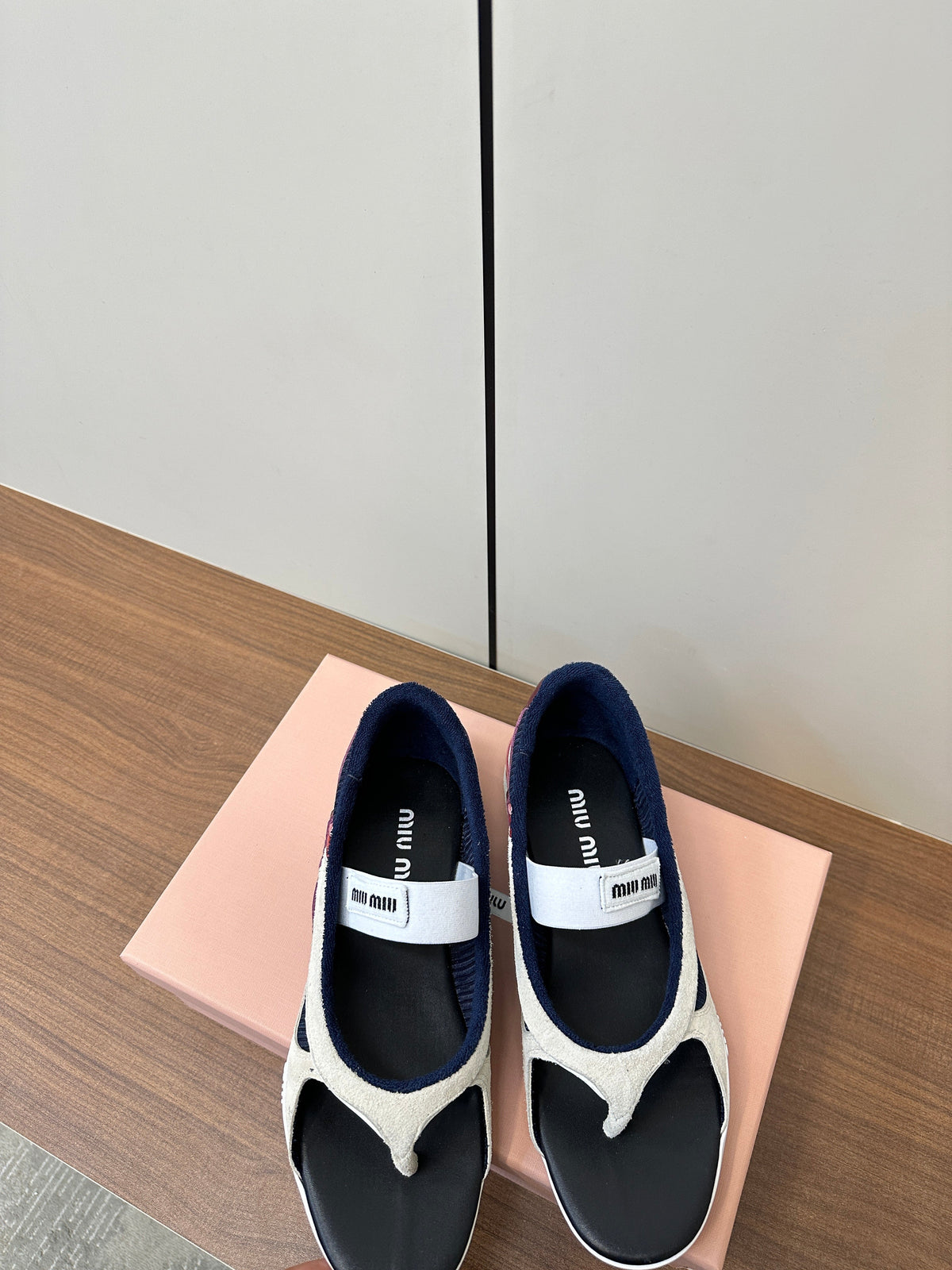 THONG SANDALS IN WHITE SUEDE MIX NAVY TECH FABRIC