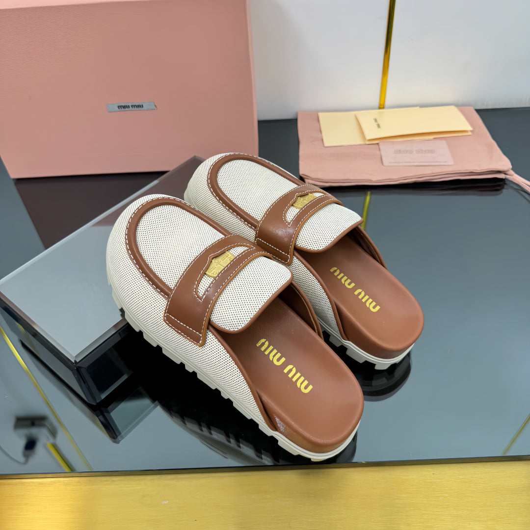 MULES SLIPPERS IN BROWN CALFSKIN AND WHITE DOTS CANVAS WITH GOLD COIN