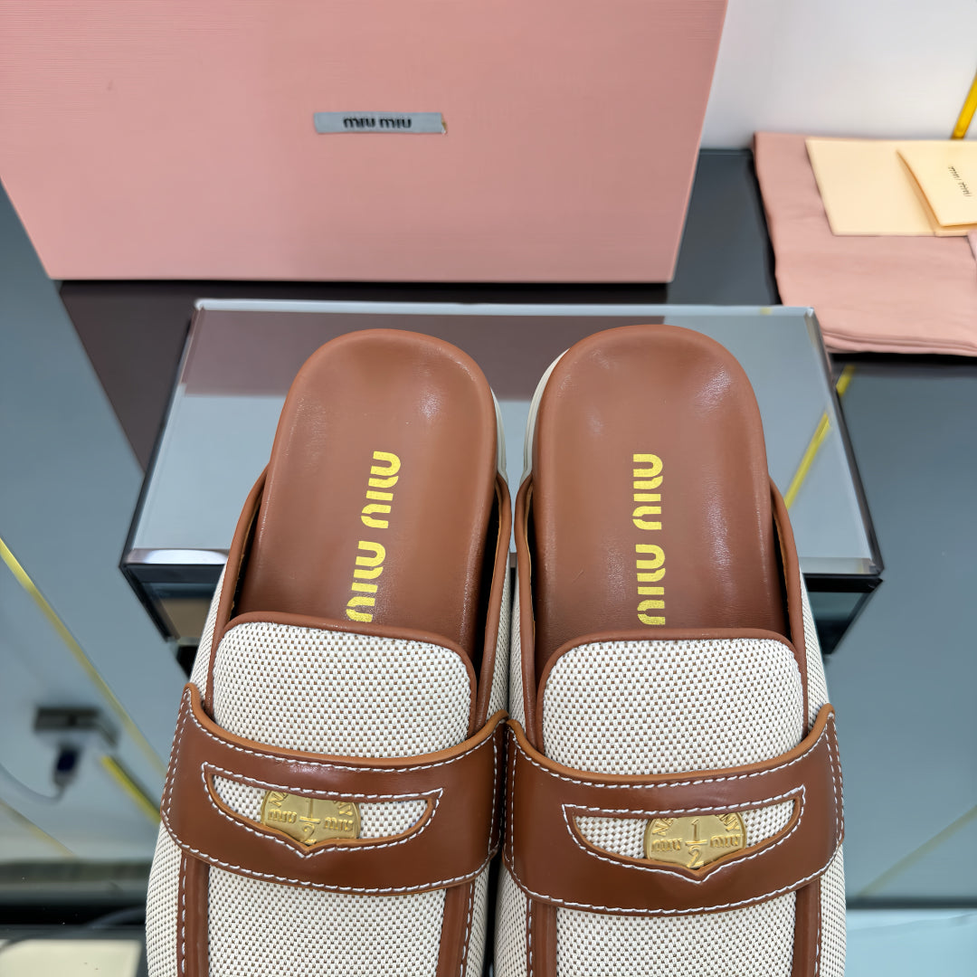 MULES SLIPPERS IN BROWN CALFSKIN AND WHITE DOTS CANVAS WITH GOLD COIN