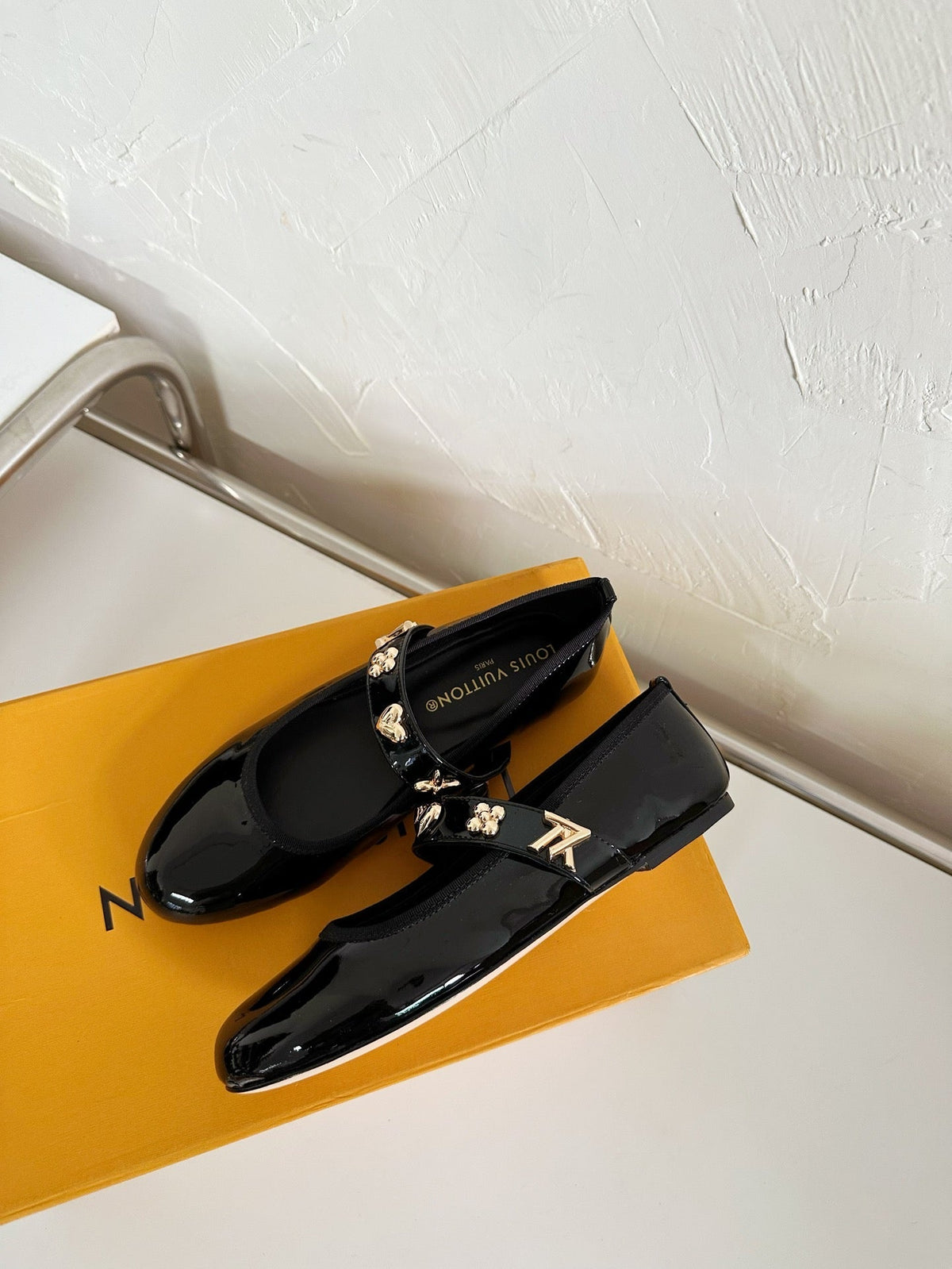 ROMY FLAT BALLERINA IN BLACK PATENT CALFSKIN