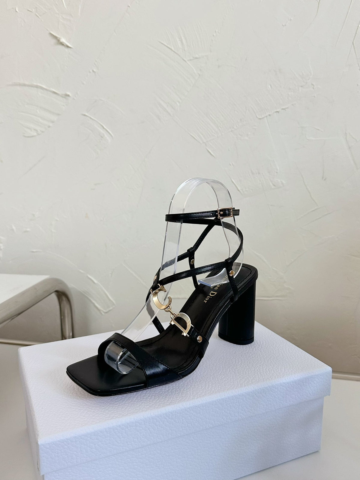 MEDIUM SQUARE HEEL SANDAL IN BLACK LAMBSKIN