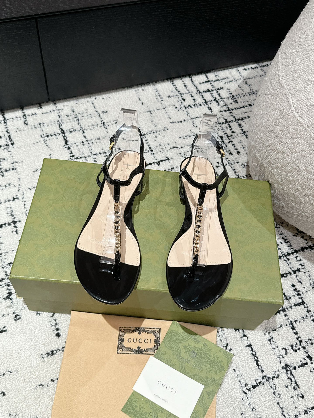 THONG SANDAL IN BLACK CALFSKIN WITH GOLD HARDWARE