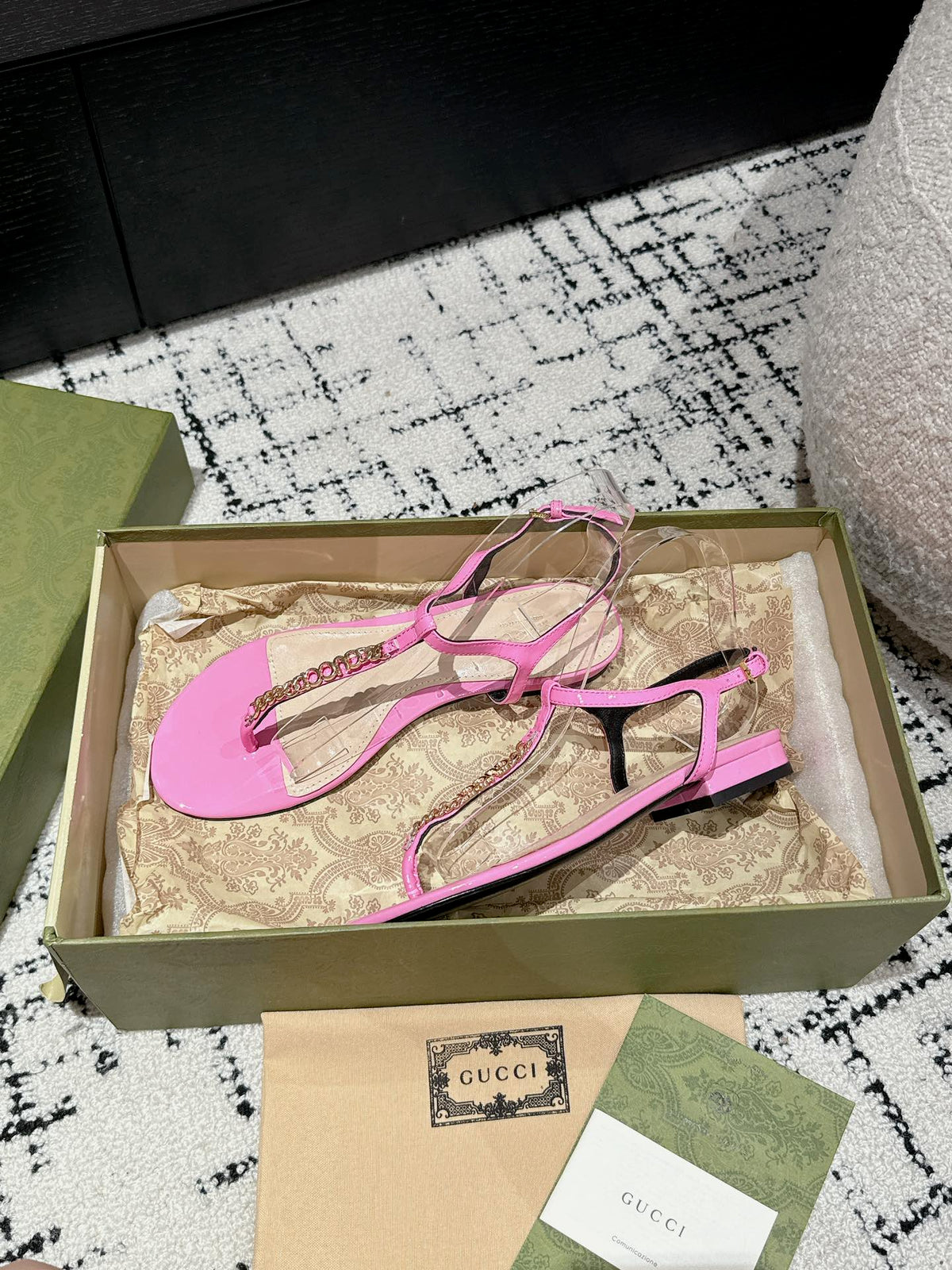 THONG SANDAL IN FUSCIA PINK CALFSKIN WITH GOLD HARDWARE