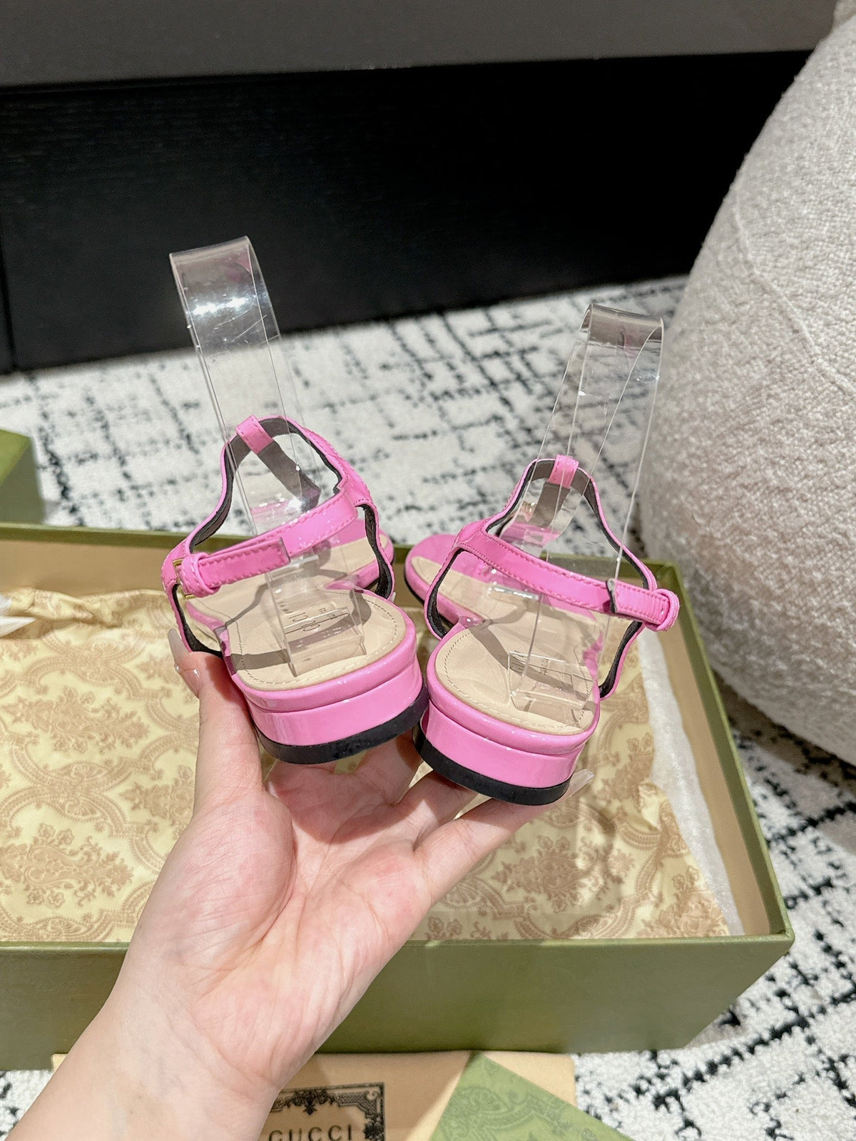 THONG SANDAL IN FUSCIA PINK CALFSKIN WITH GOLD HARDWARE