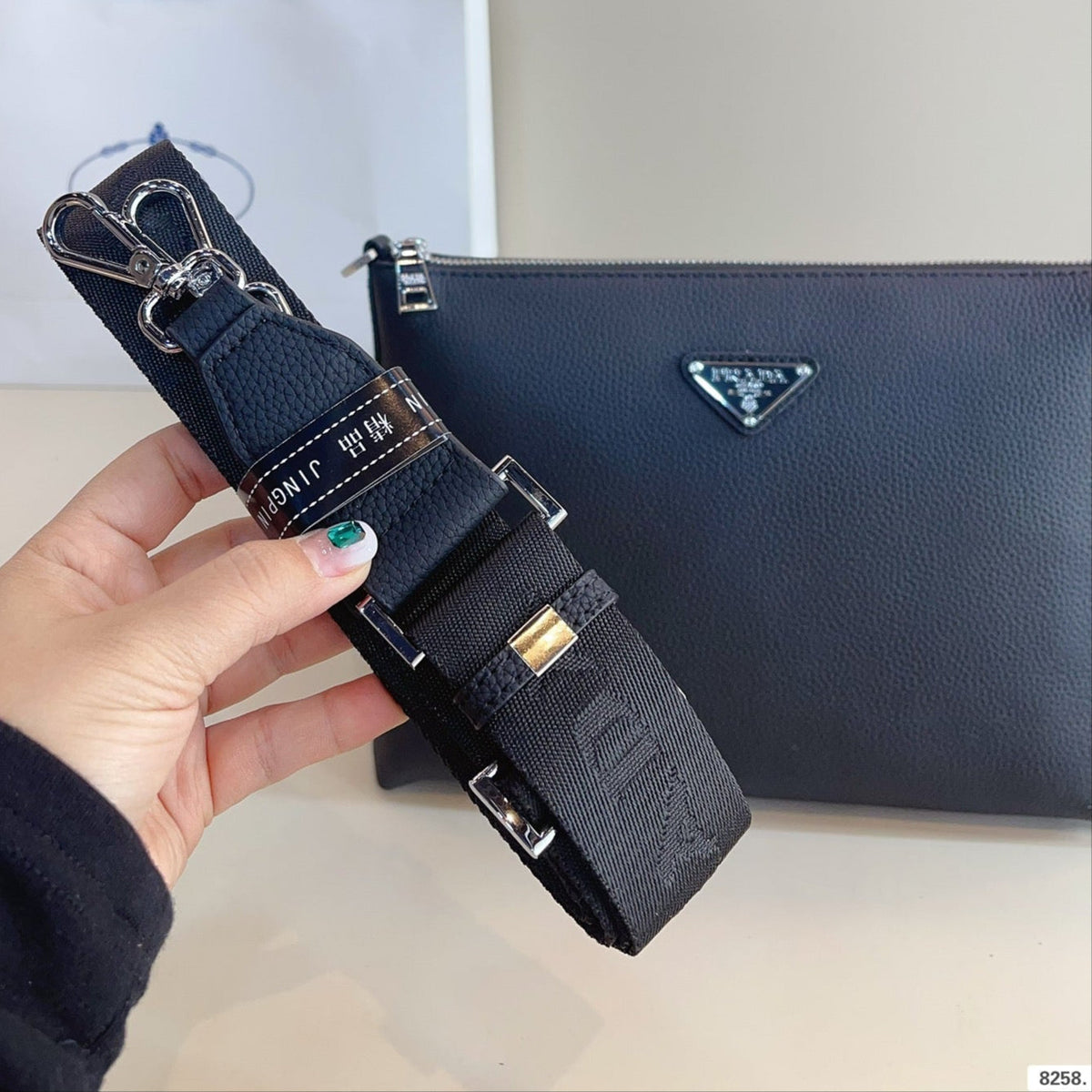 CLUTCH 29 IN NAVY BLUE GRAINED CALFSKIN TRIANGLE LOGO
