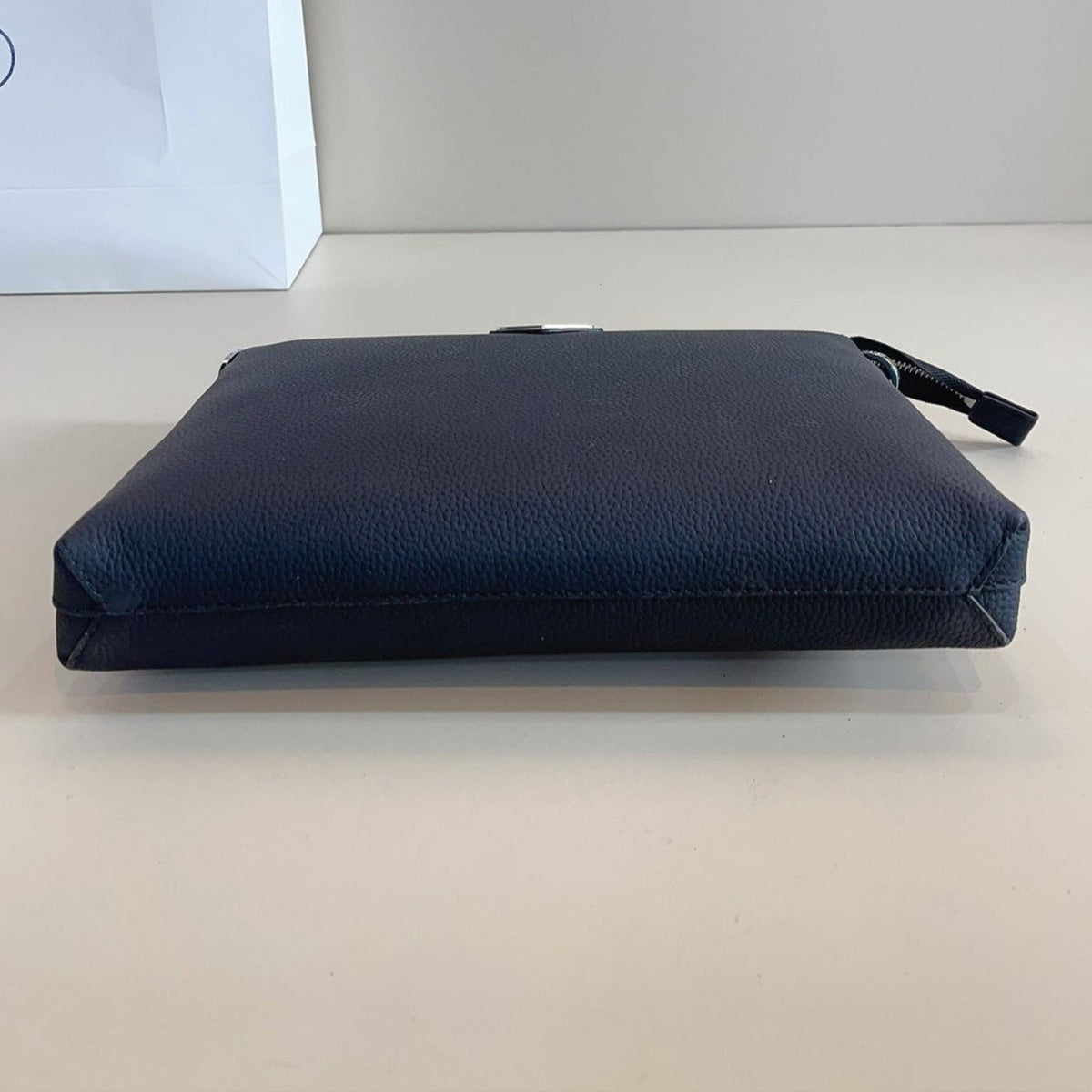 CLUTCH 29 IN NAVY BLUE GRAINED CALFSKIN TRIANGLE LOGO