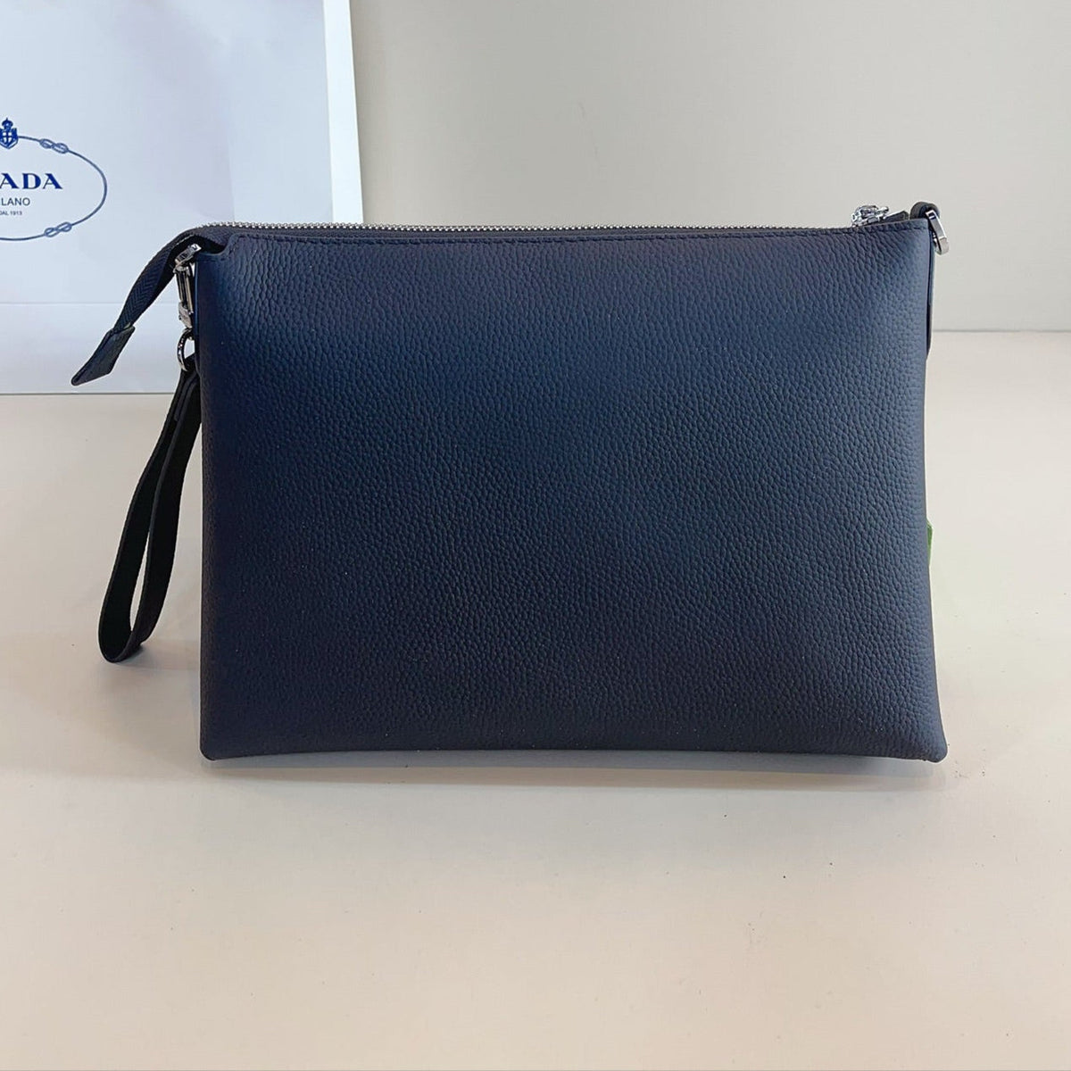 CLUTCH 29 IN NAVY BLUE GRAINED CALFSKIN TRIANGLE LOGO