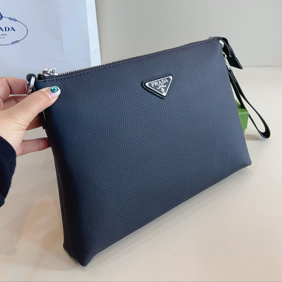 CLUTCH 29 IN NAVY BLUE GRAINED CALFSKIN TRIANGLE LOGO