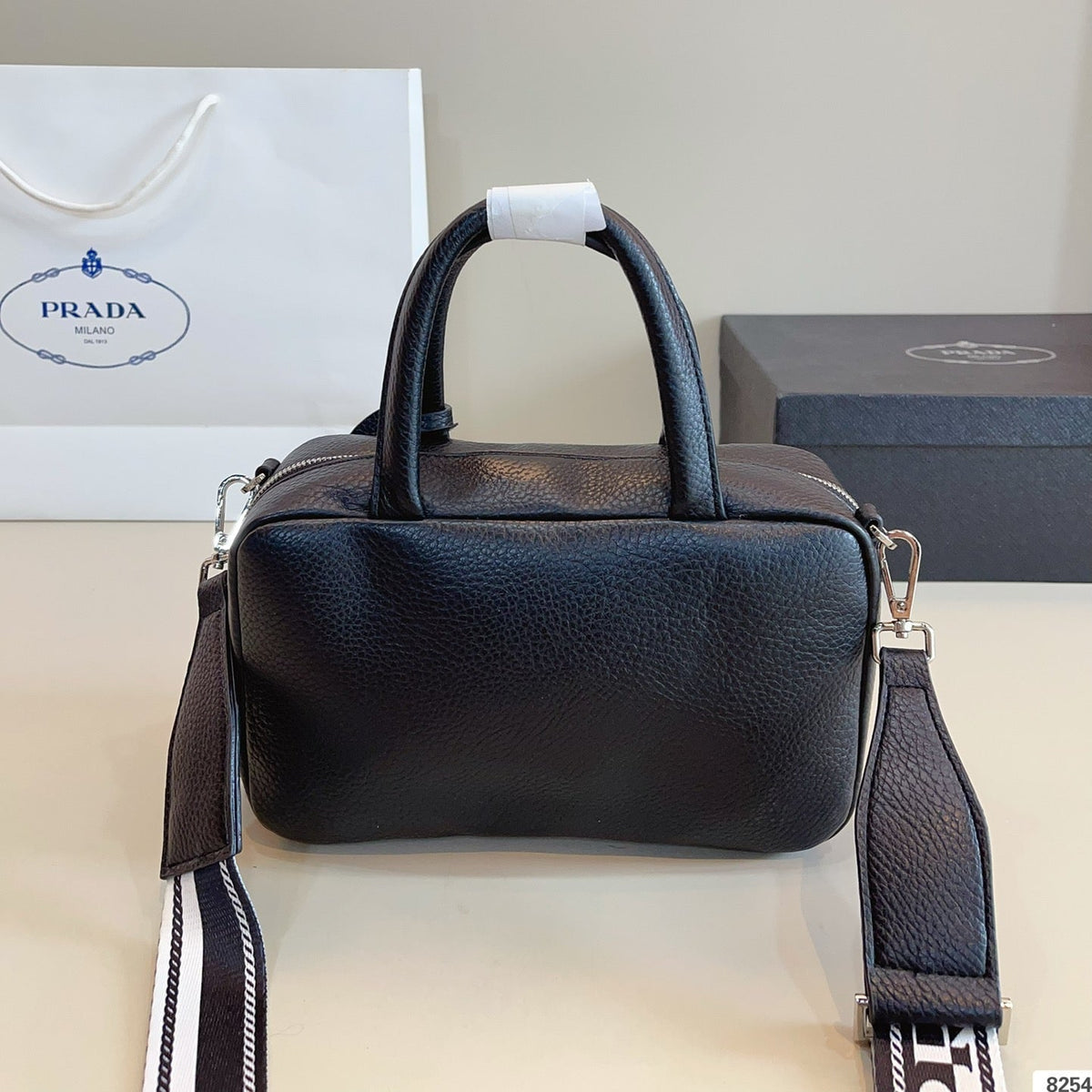 CLASSIC BOSTON BAG 25 IN BLACK GRAINED CALFSKIN
