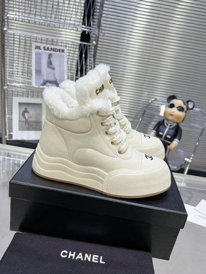 MARTIN BOOTS IN WHITE CALFSKIN AND LAMB FUR LINING