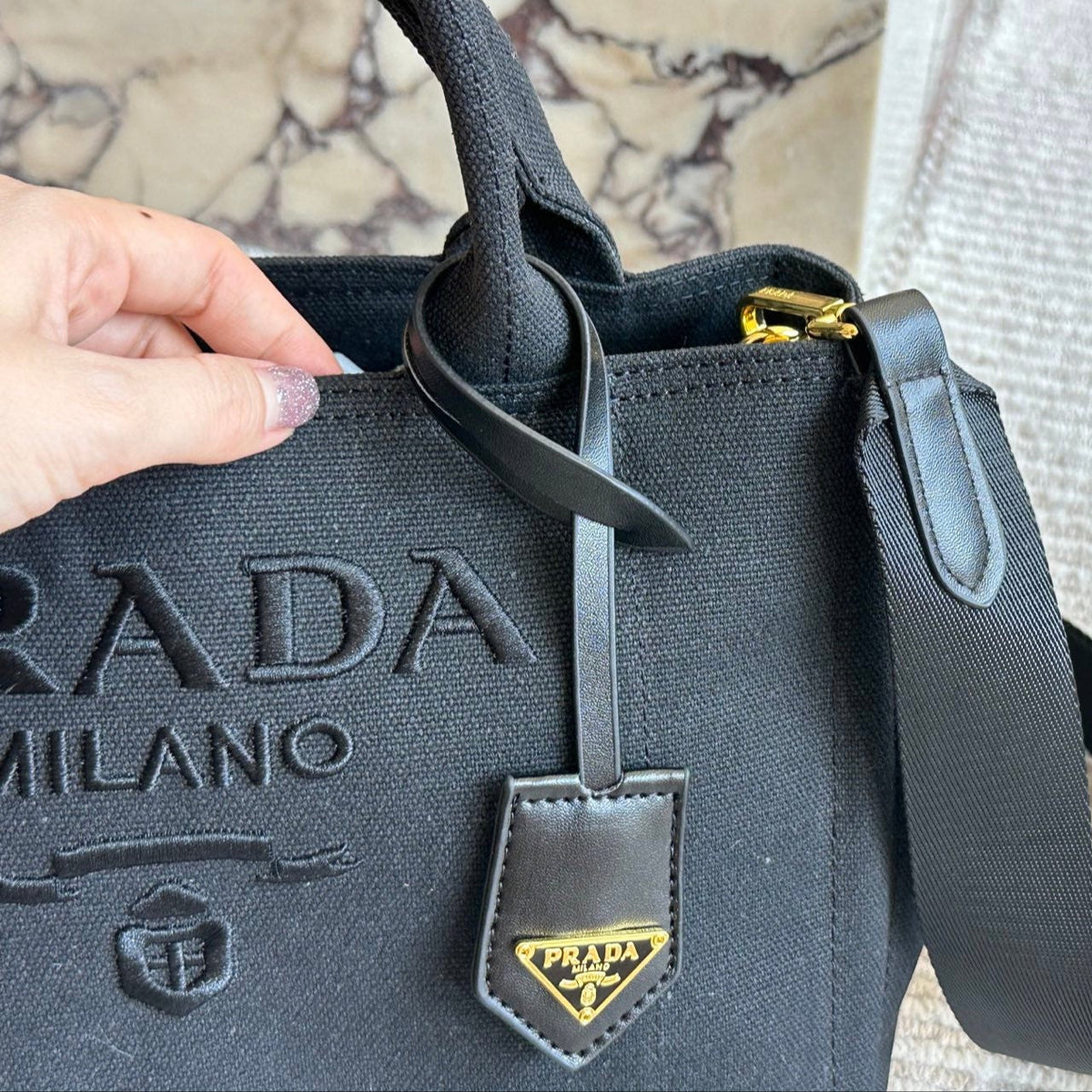EMBROIDED LOGO LARGE HANDBAG 30 IN BLACK LINEN BLEND