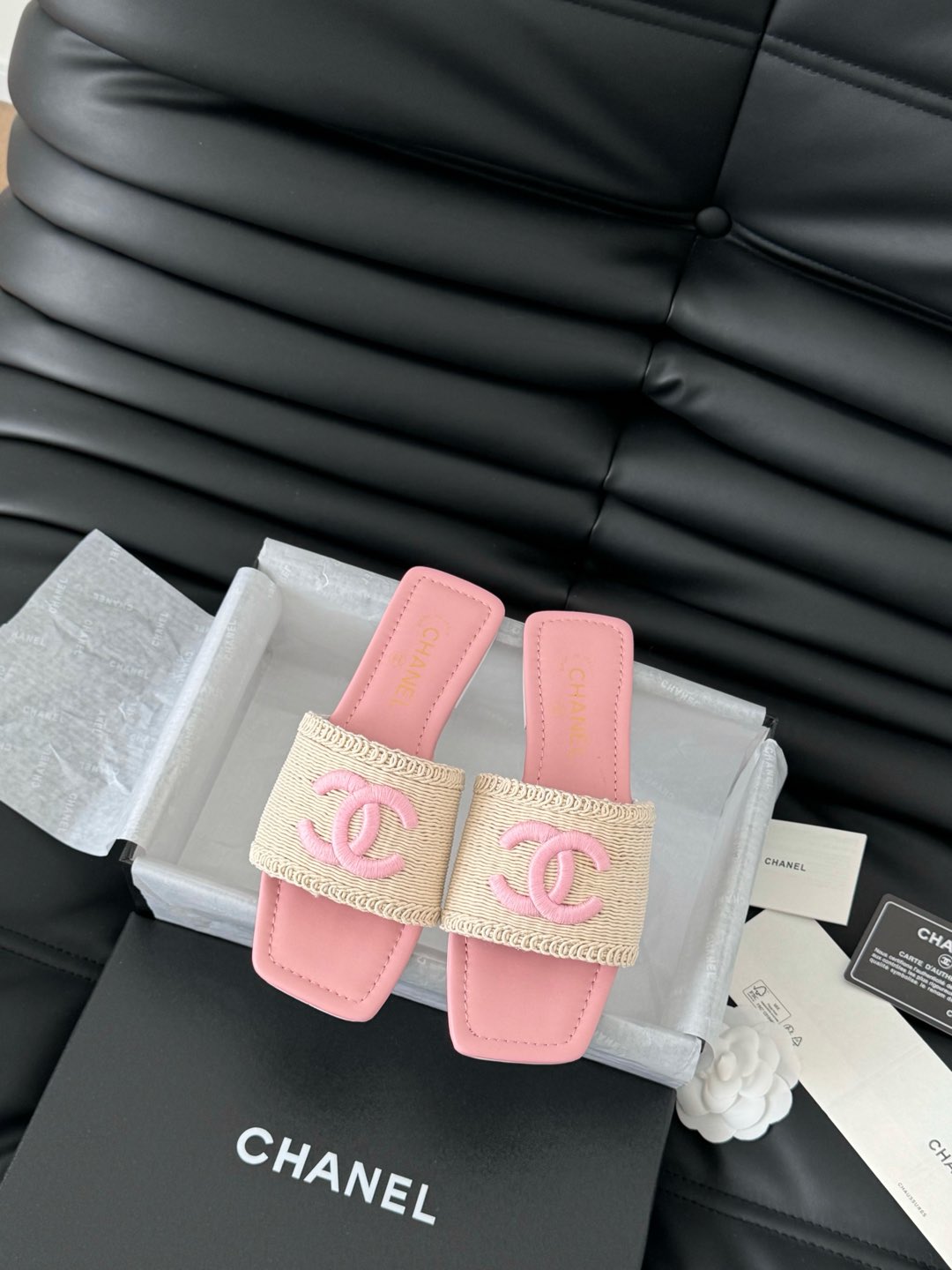 WOVEN SLIDE IN RAFFIA AND LIGHT PINK LAMBSKIN