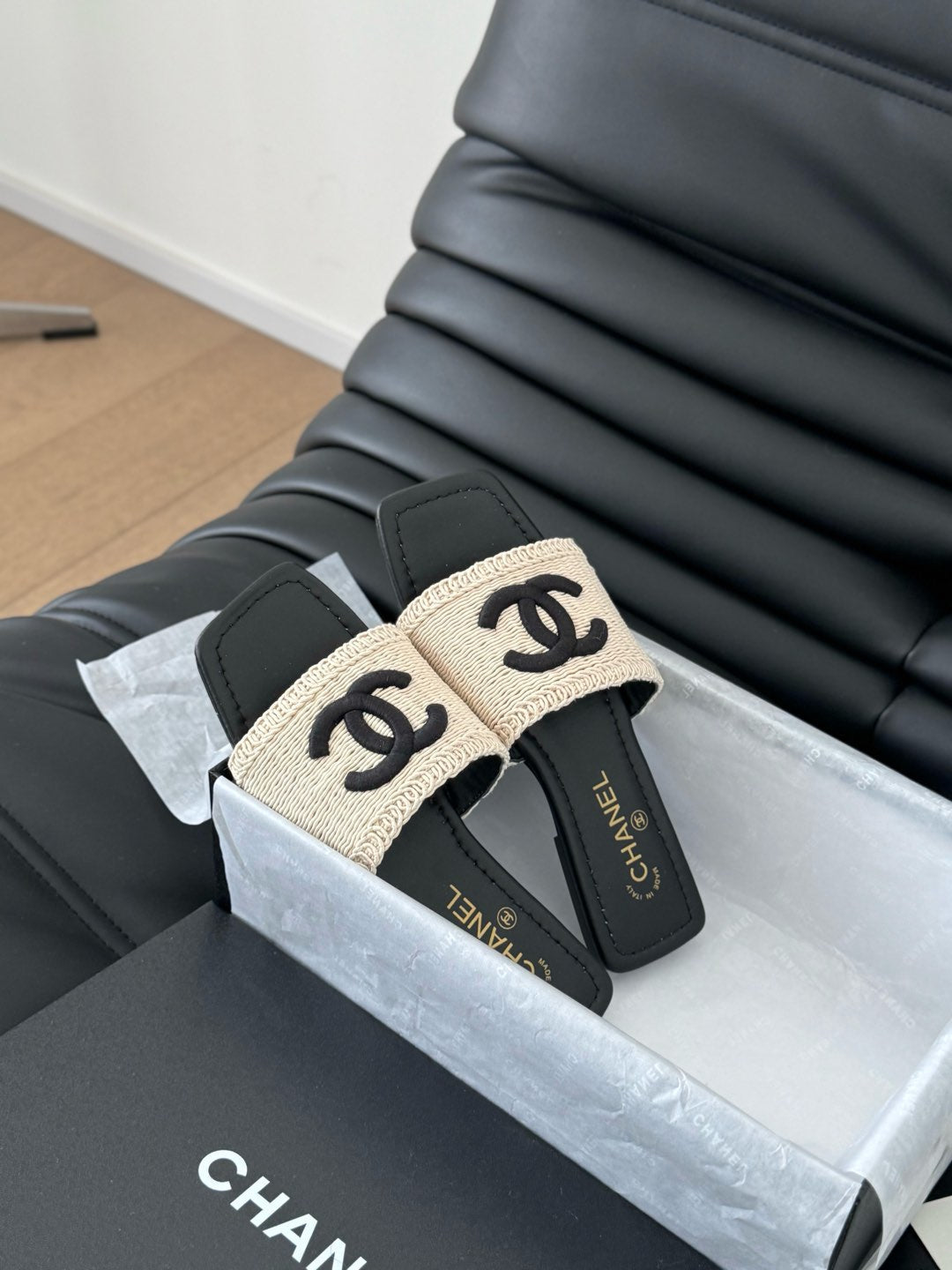 WOVEN SLIDE IN RAFFIA AND BLACK LAMBSKIN