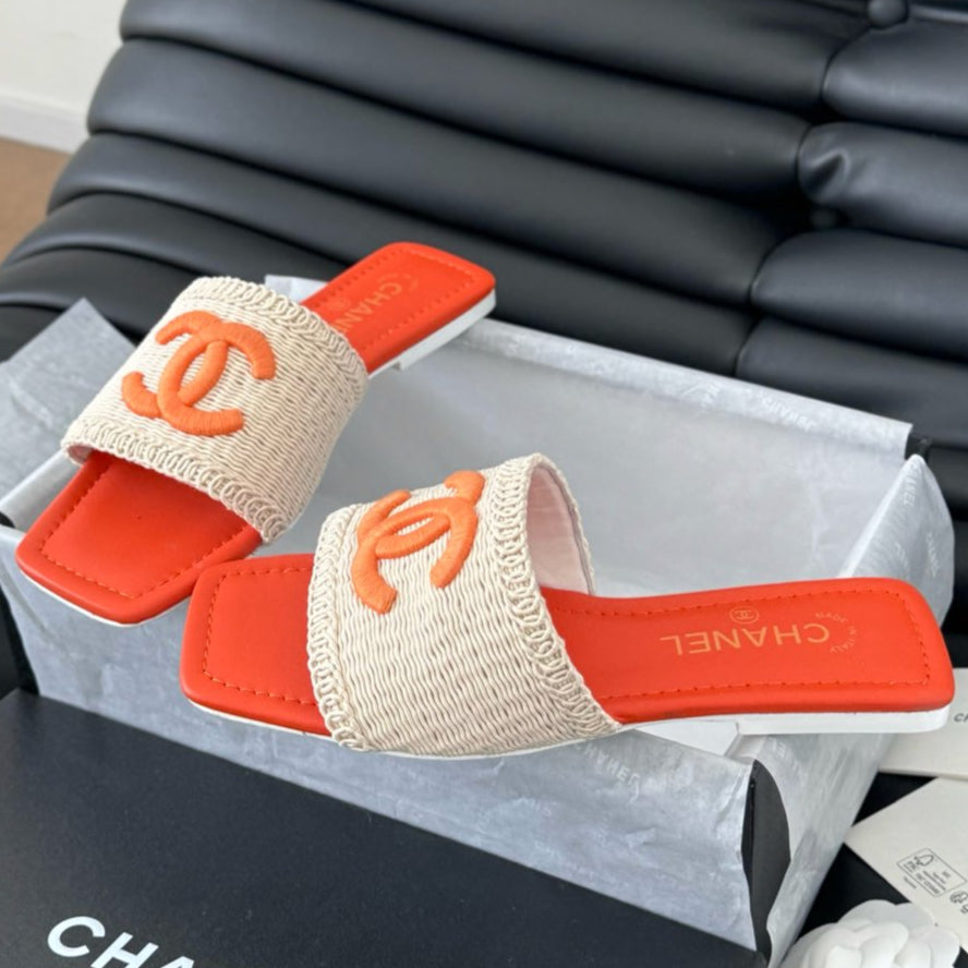 WOVEN SLIDE IN RAFFIA AND VIVID ORANGE LAMBSKIN