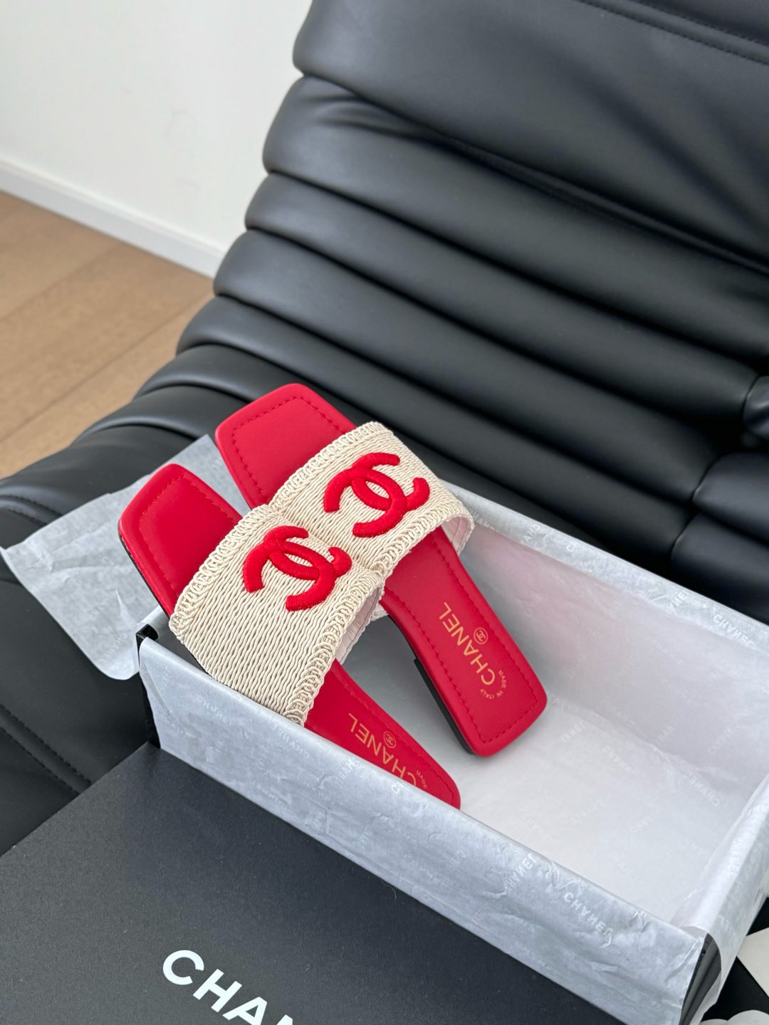WOVEN SLIDE IN RAFFIA AND RUBY RED LAMBSKIN