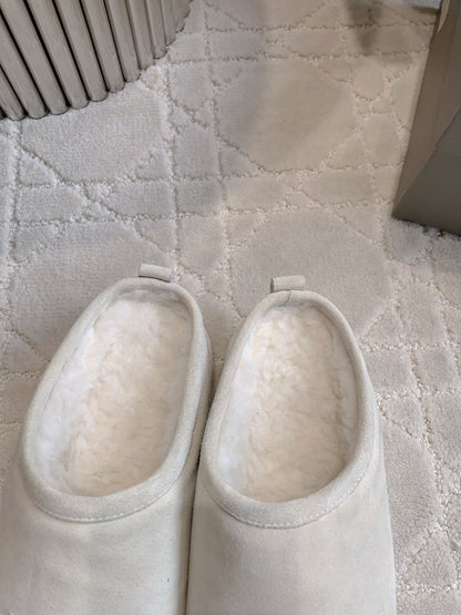 ALASKA SLIPPER IN WHITE SUEDE