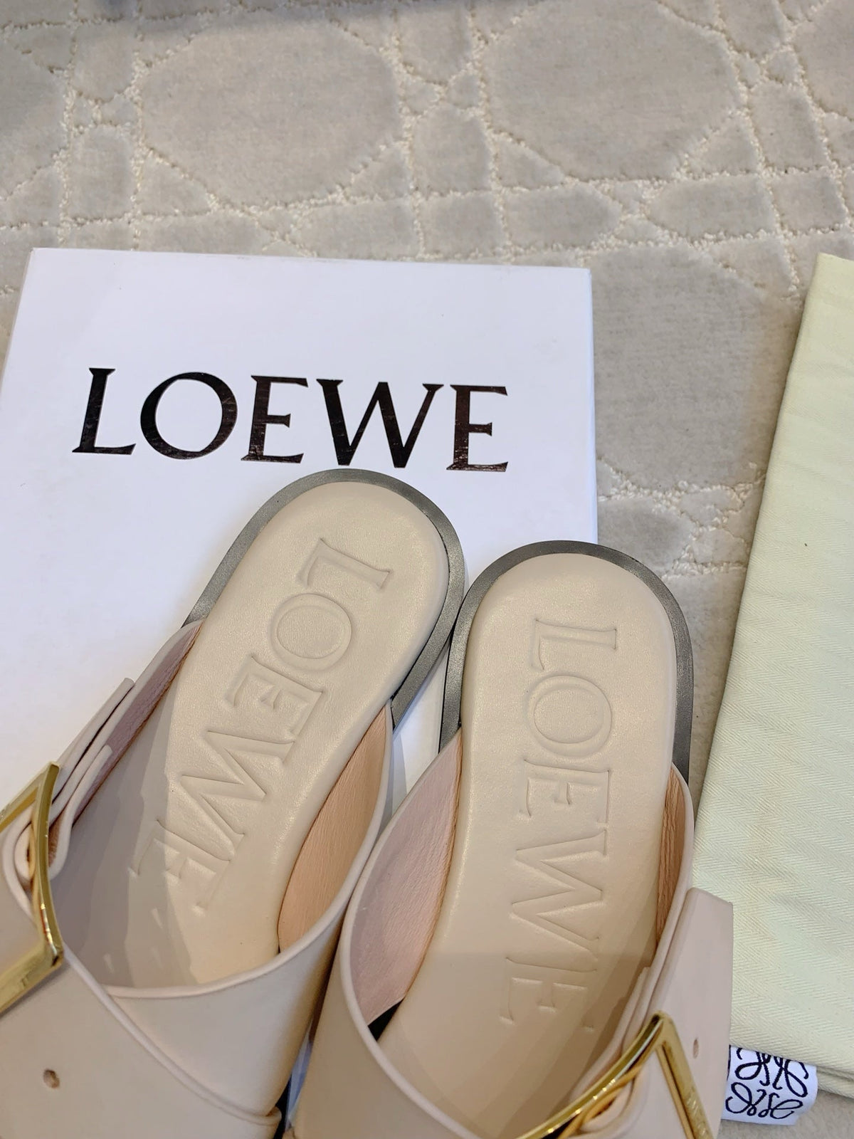 PETAL BELT FLAT SANDAL IN BEIGE CREAM CALFSKIN