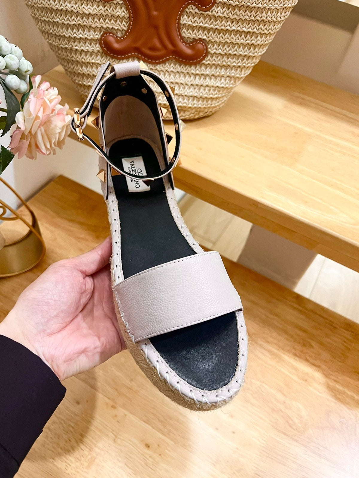 ROCKSTUD FLATFORM SANDAL IN SOFT PINK CALFSKIN