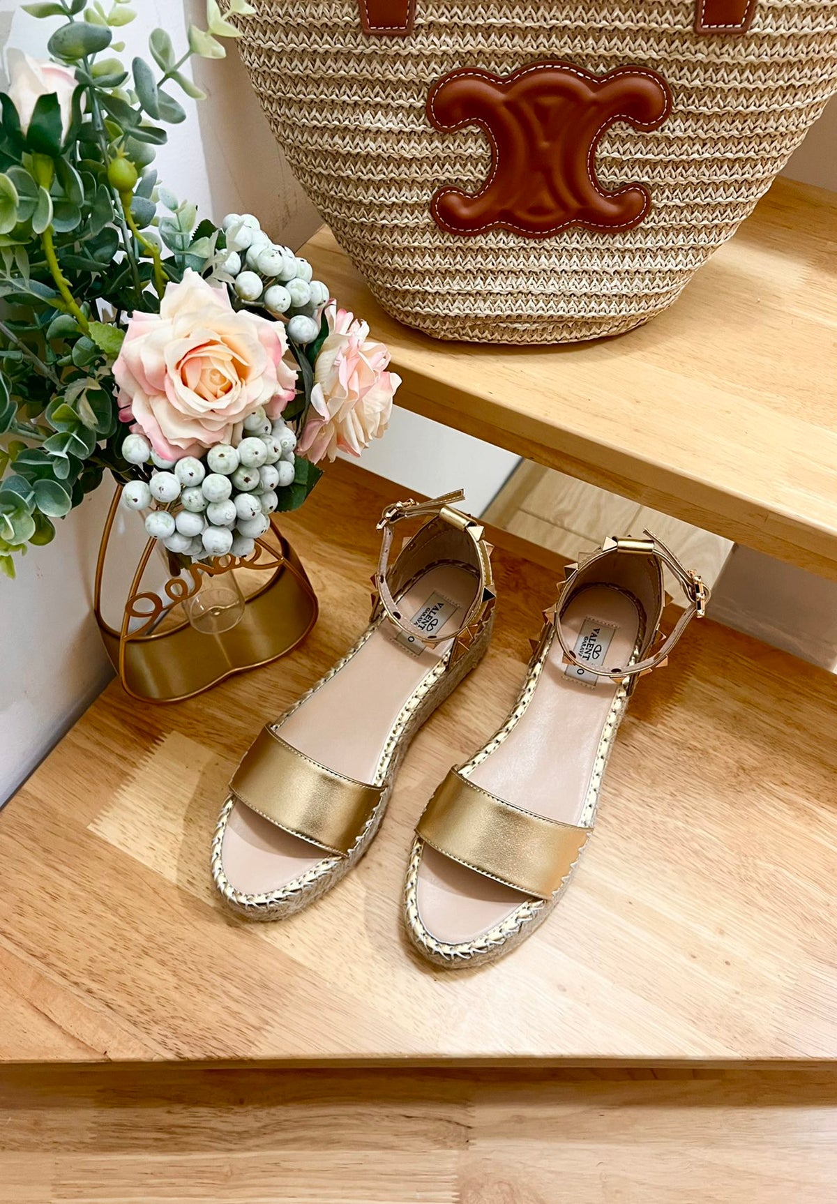 ROCKSTUD FLATFORM SANDAL IN GOLD CALFSKIN