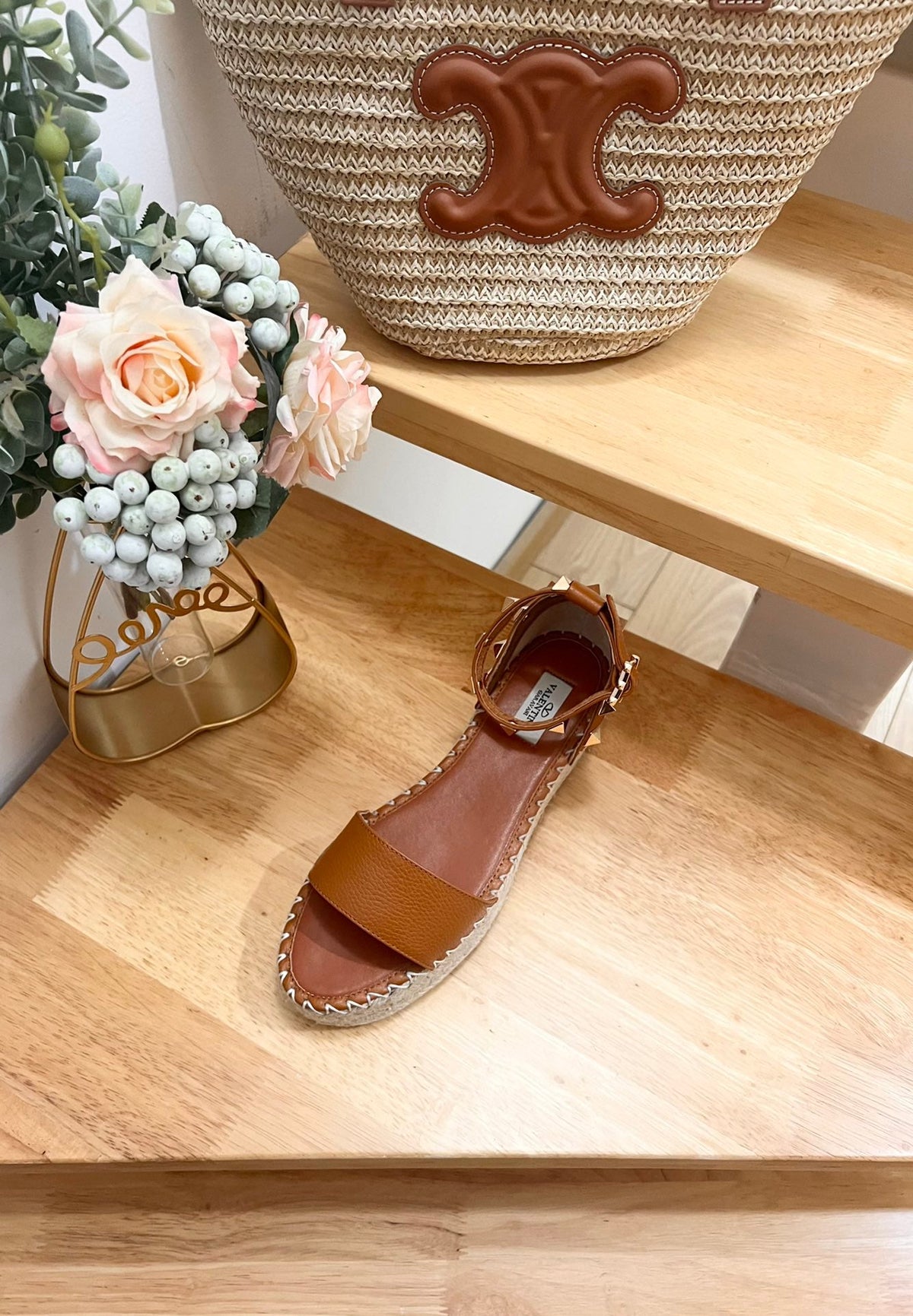 ROCKSTUD FLATFORM SANDAL IN CHOCOLATE BROWN CALFSKIN
