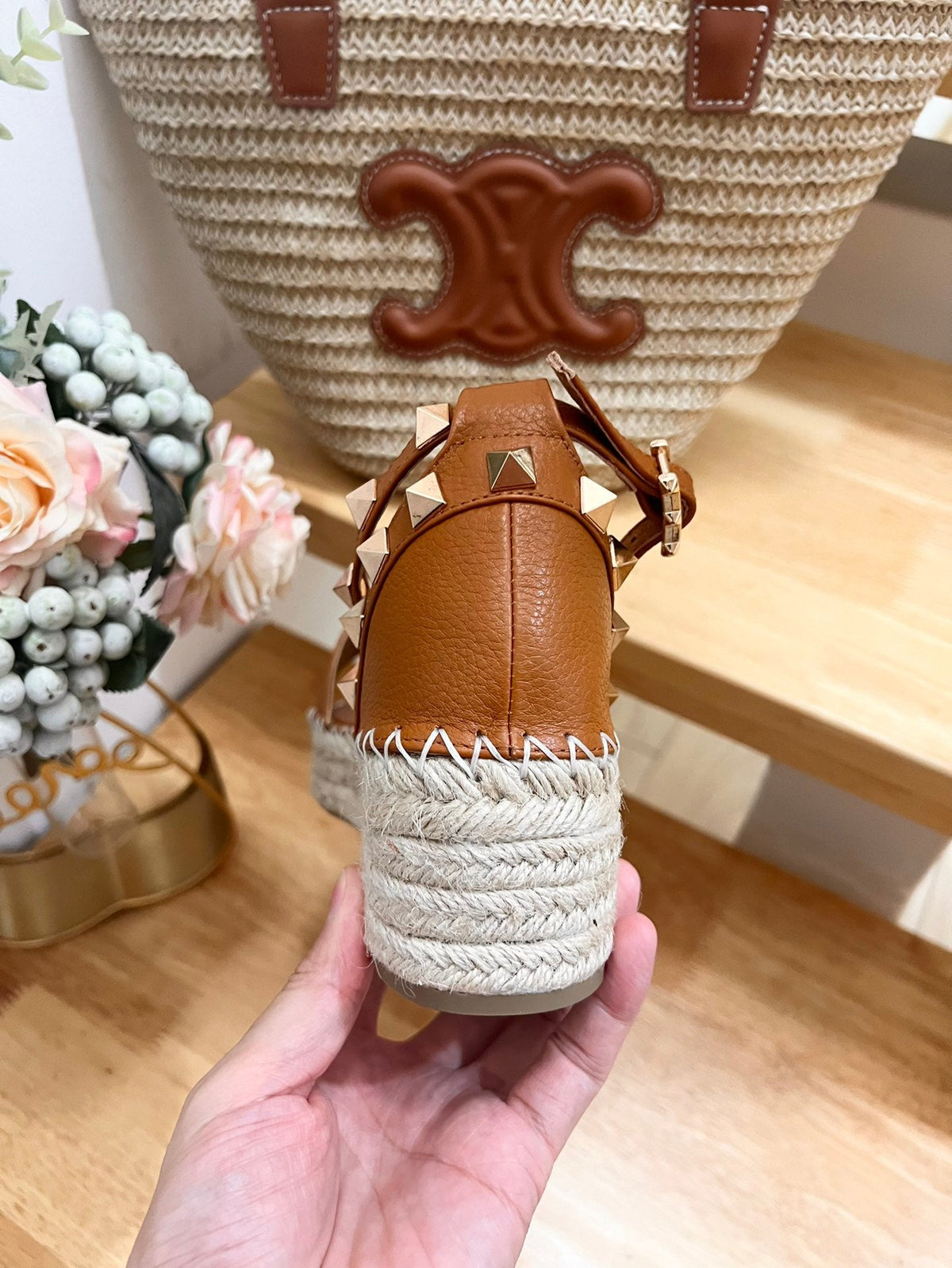 ROCKSTUD FLATFORM SANDAL IN CHOCOLATE BROWN CALFSKIN