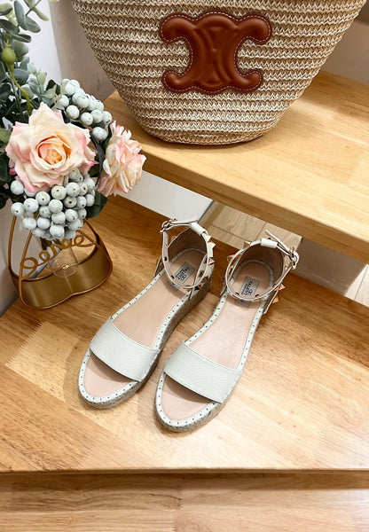 ROCKSTUD FLATFORM SANDAL IN WHITE CALFSKIN