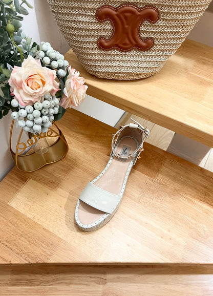 ROCKSTUD FLATFORM SANDAL IN WHITE CALFSKIN