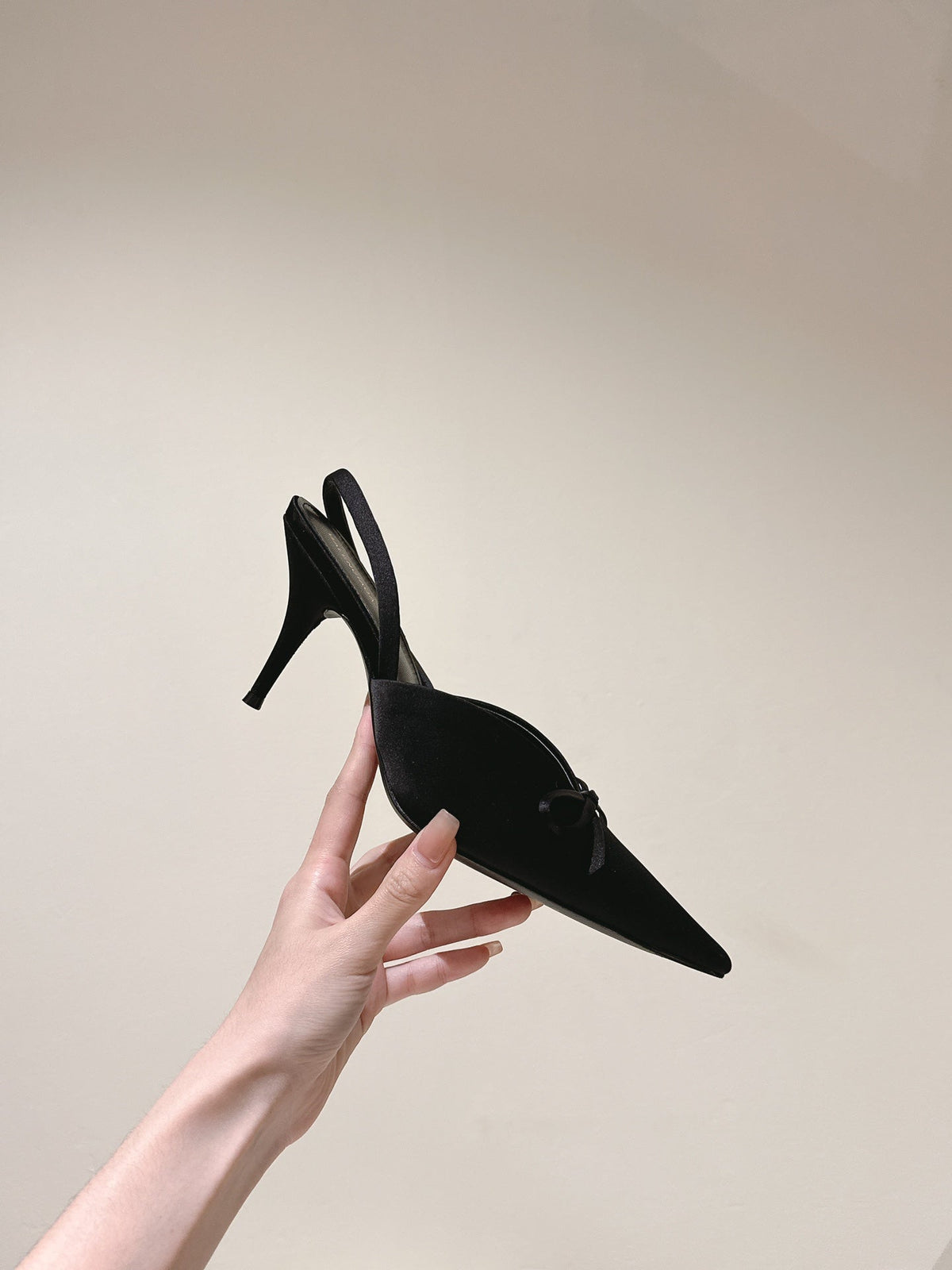 POINTED HIGH SLINGBLACK WITH BOW IN BLACK SILK