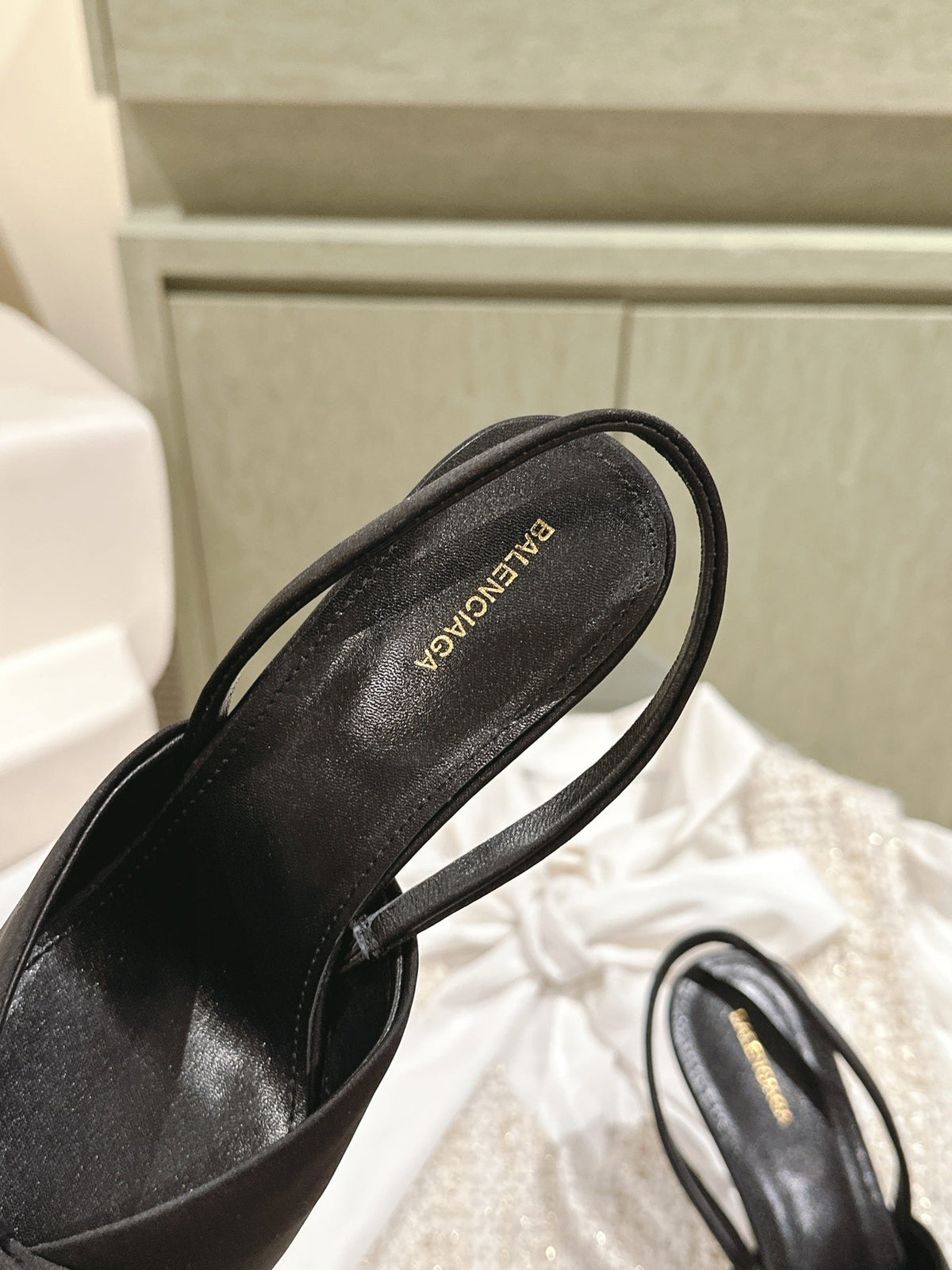POINTED HIGH SLINGBLACK WITH BOW IN BLACK SILK