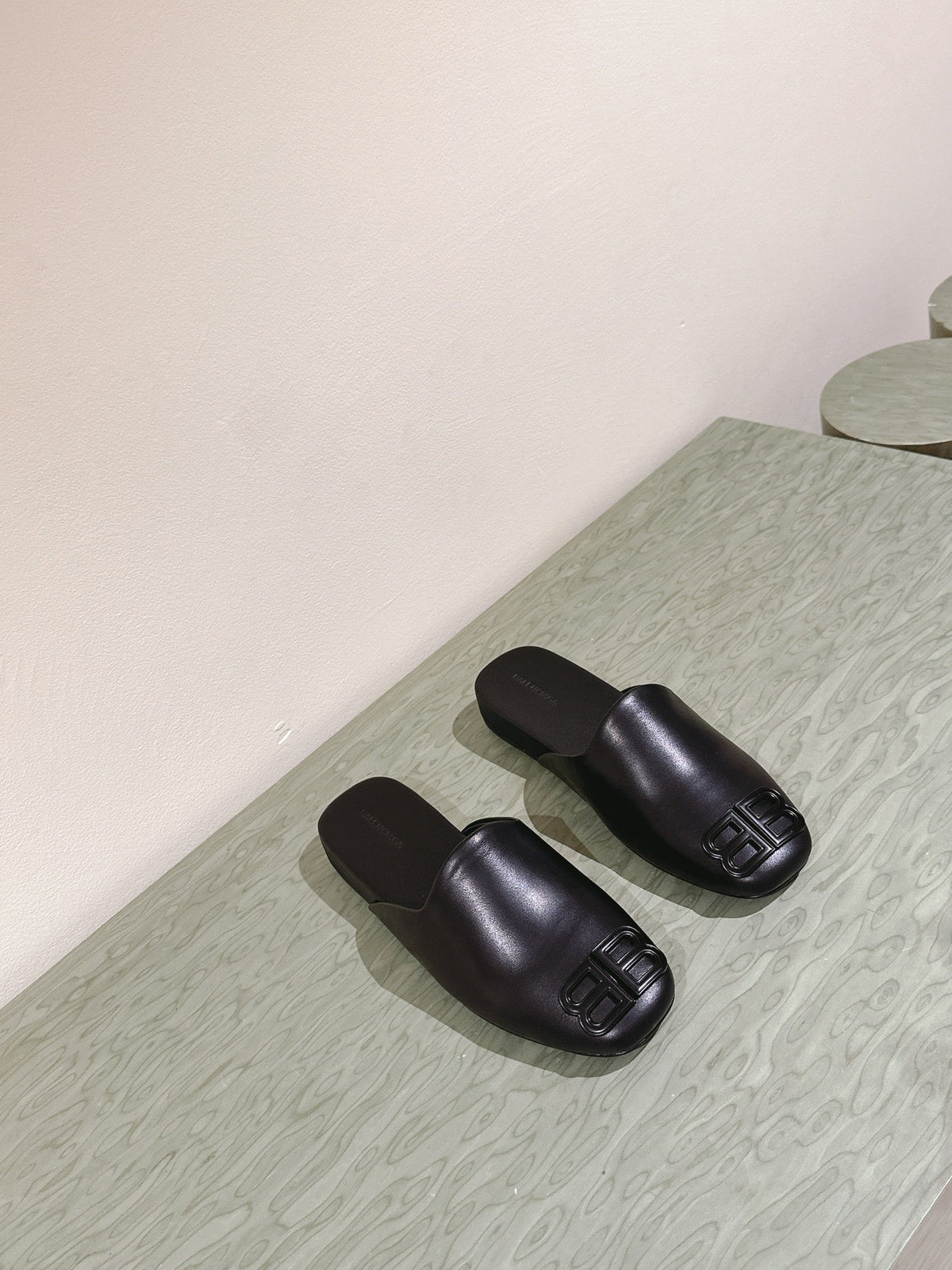 BLACK SHINY LAMBSKIN SQUARE TOE FLAT MULES BLACK BUCKLE