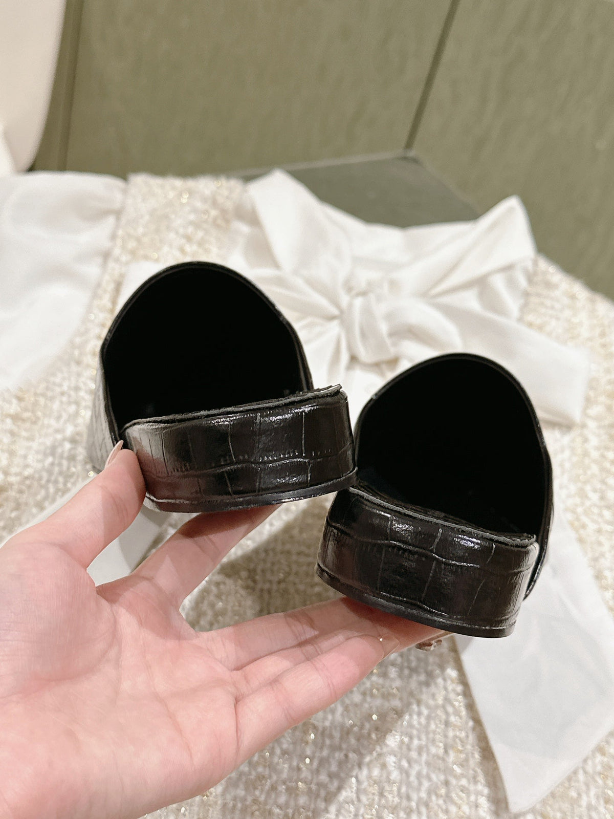 FLAT MULES IN BLACK CROCODILE EMBOSSED GLOSSY CALFSKIN