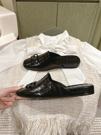 FLAT MULES IN BLACK CROCODILE EMBOSSED GLOSSY CALFSKIN
