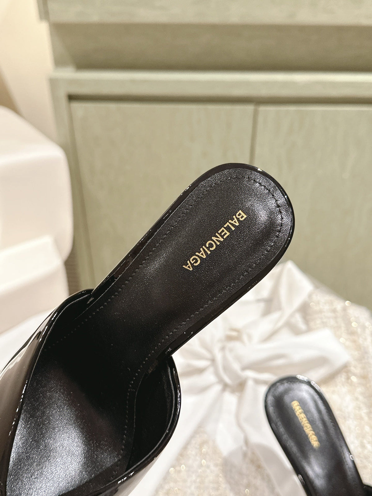POINTED BB GOLD BUCKLE HIGH MULES IN BLACK PATENT CALFSKIN