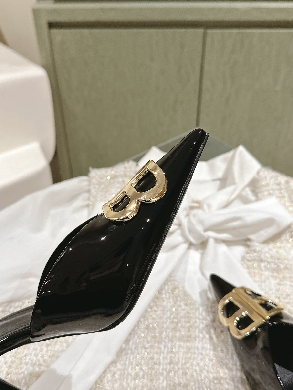 POINTED BB GOLD BUCKLE HIGH MULES IN BLACK PATENT CALFSKIN