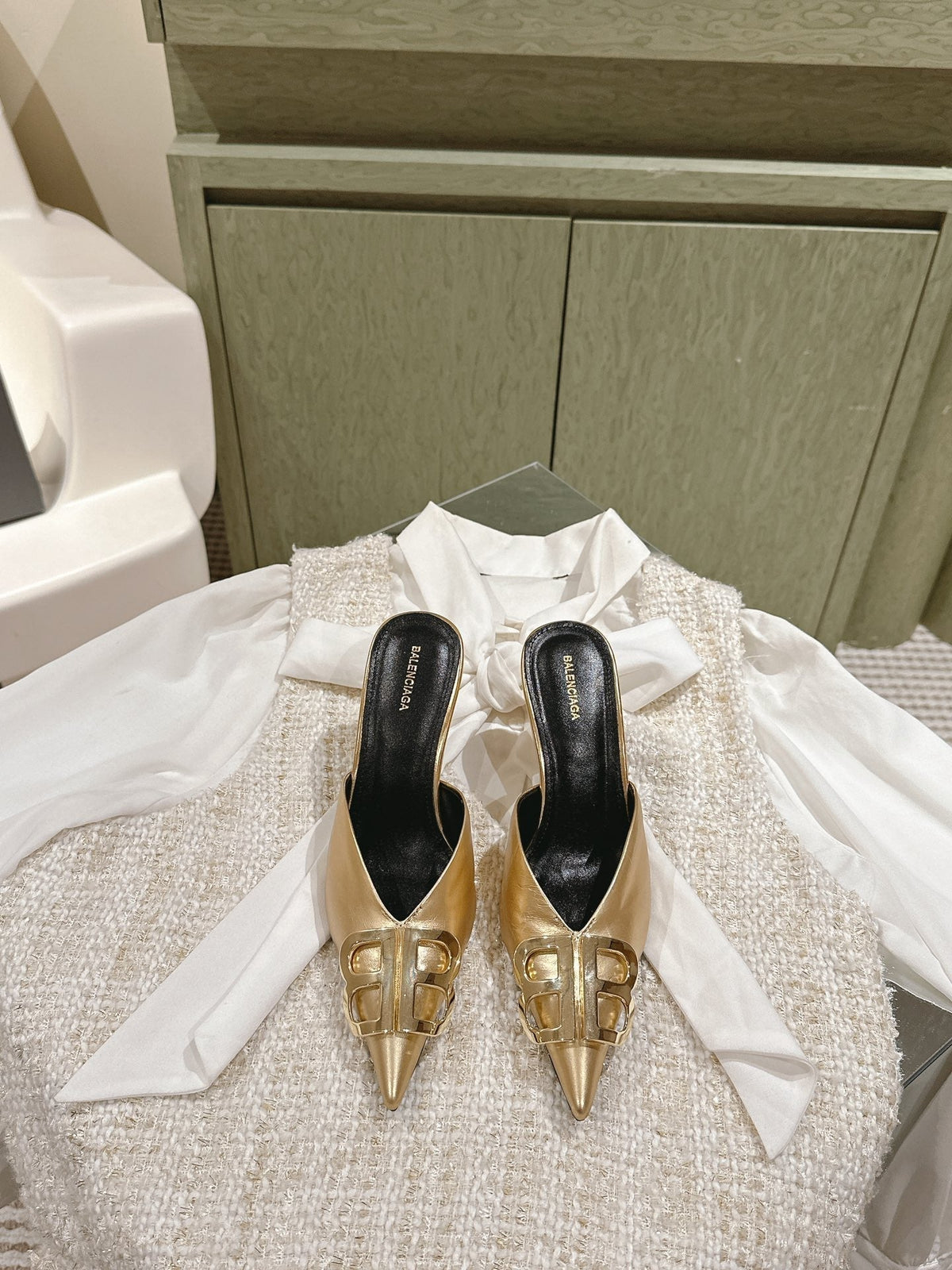POINTED BB GOLD BUCKLE HIGH MULES IN GOLD METALLIC CALFSKIN