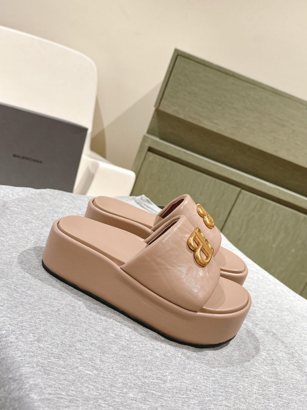 RISE SANDALS IN BEIGE SHINY LAMBSKIN GOLD BUCKLE