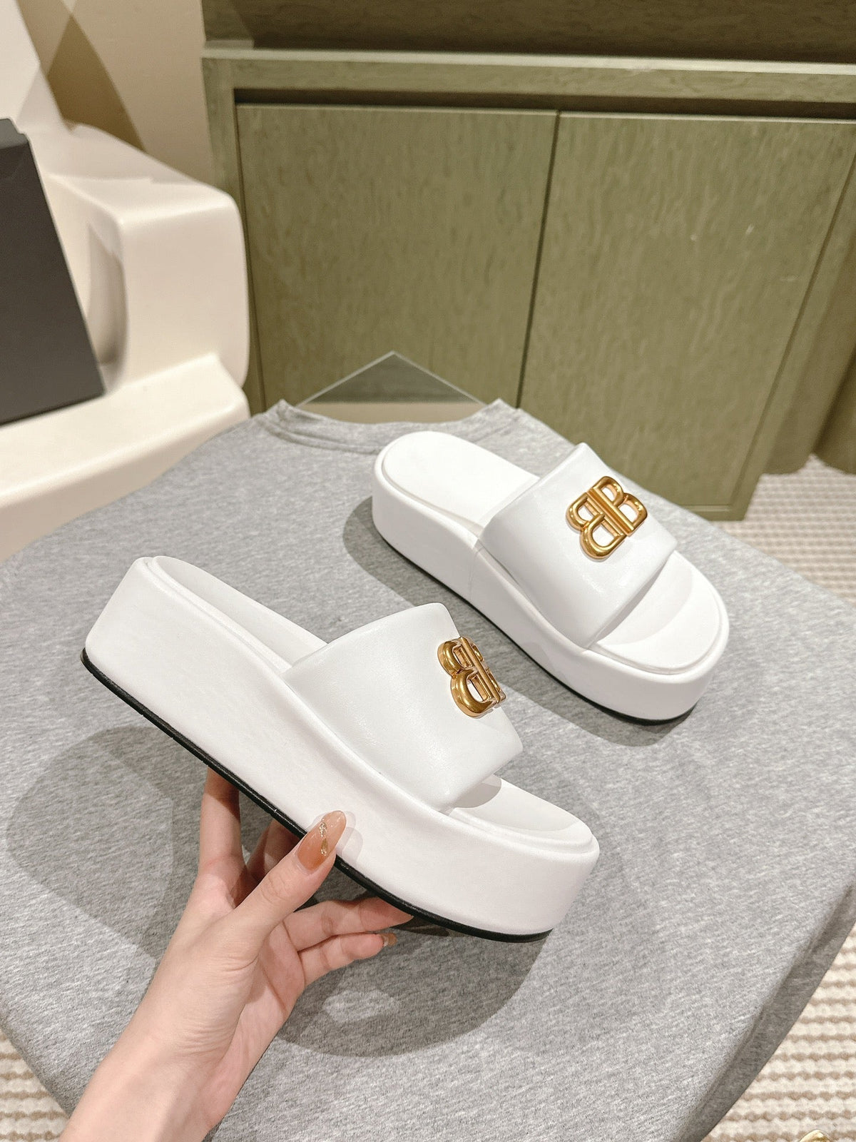 RISE SANDALS IN WHITE SHINY LAMBSKIN GOLD BUCKLE