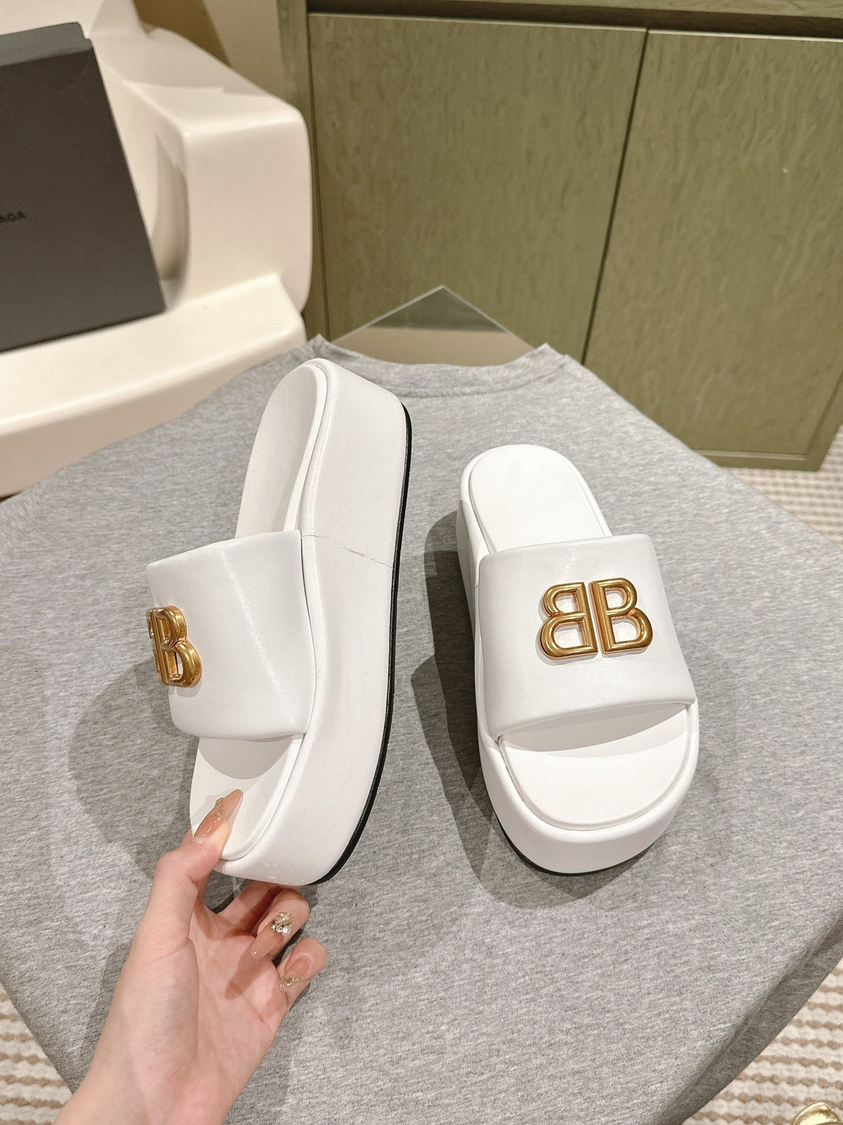 RISE SANDALS IN WHITE SHINY LAMBSKIN GOLD BUCKLE