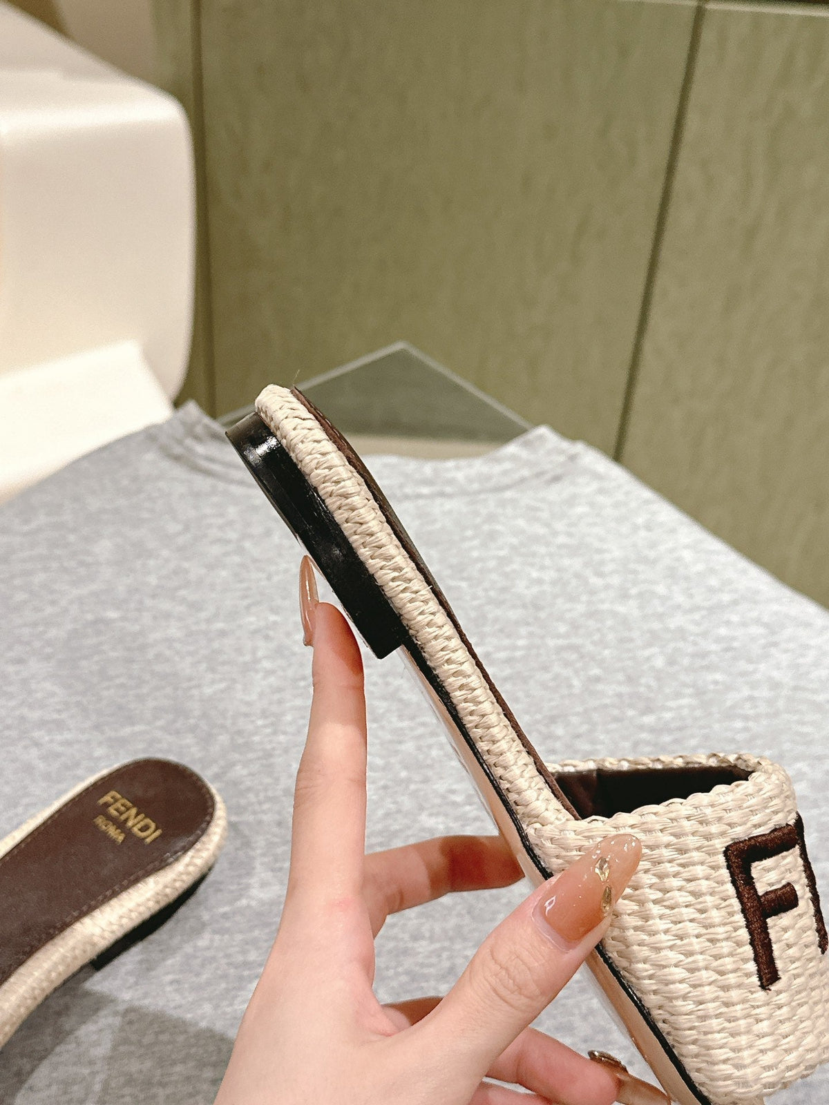 FENDI SIGNATURE MULE SLIDES IN WHITE FIBRE WITH BROWN EMBROIDERED LOGO