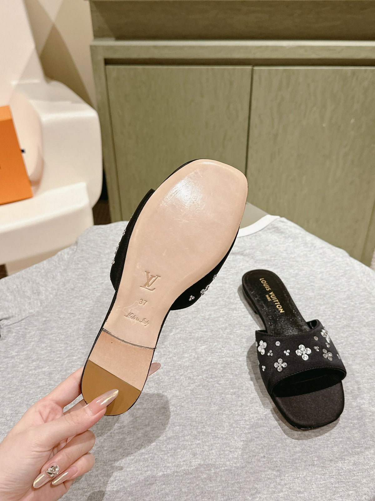LV WOMEN FLAT MULE IN BLACK SATIN WITH RHINESTONE